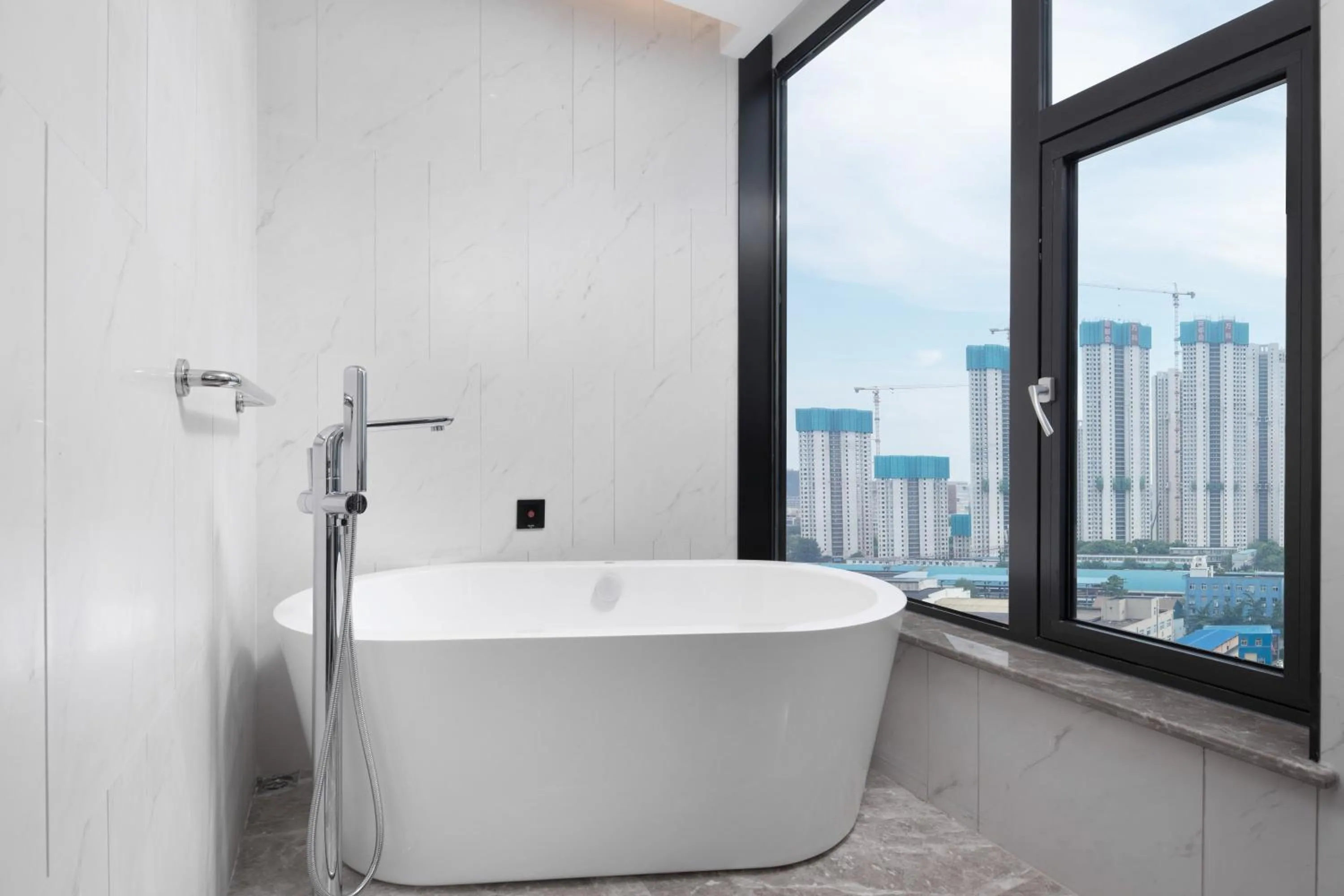 Bath in Hilton Hotel by Hampton Wuhan Zhongnan Street Branch