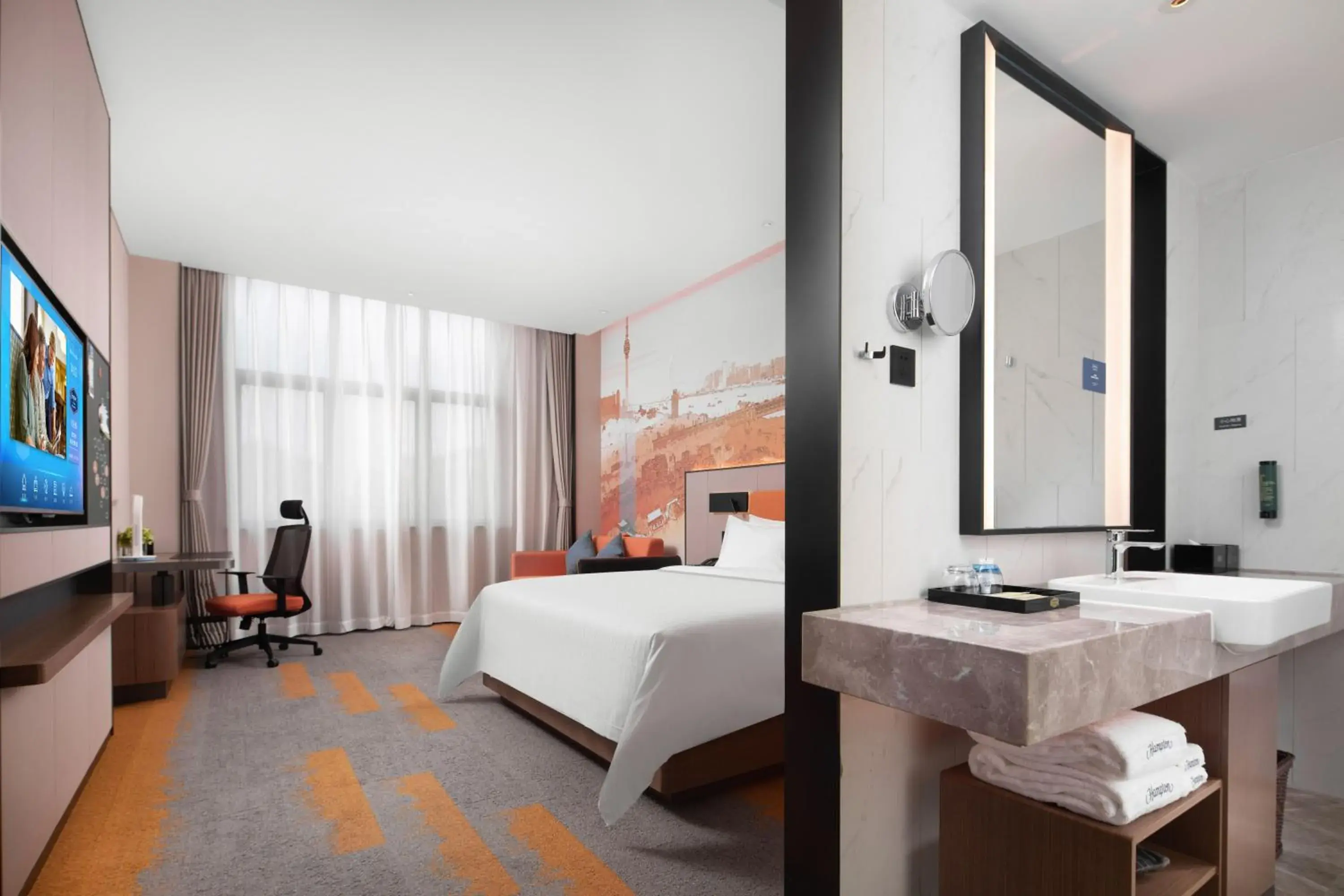 Toilet, Bed in Hilton Hotel by Hampton Wuhan Zhongnan Street Branch Toilet, Bed in Hilton Hotel by Hampton Wuhan Zhongnan Street Branch