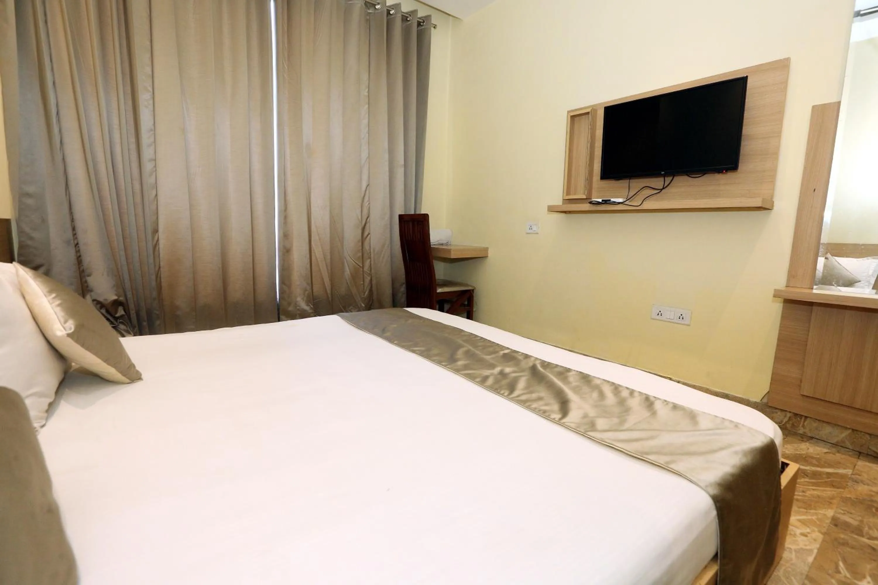 Bed in Hotel Tradition 50 mtr from Golden temple