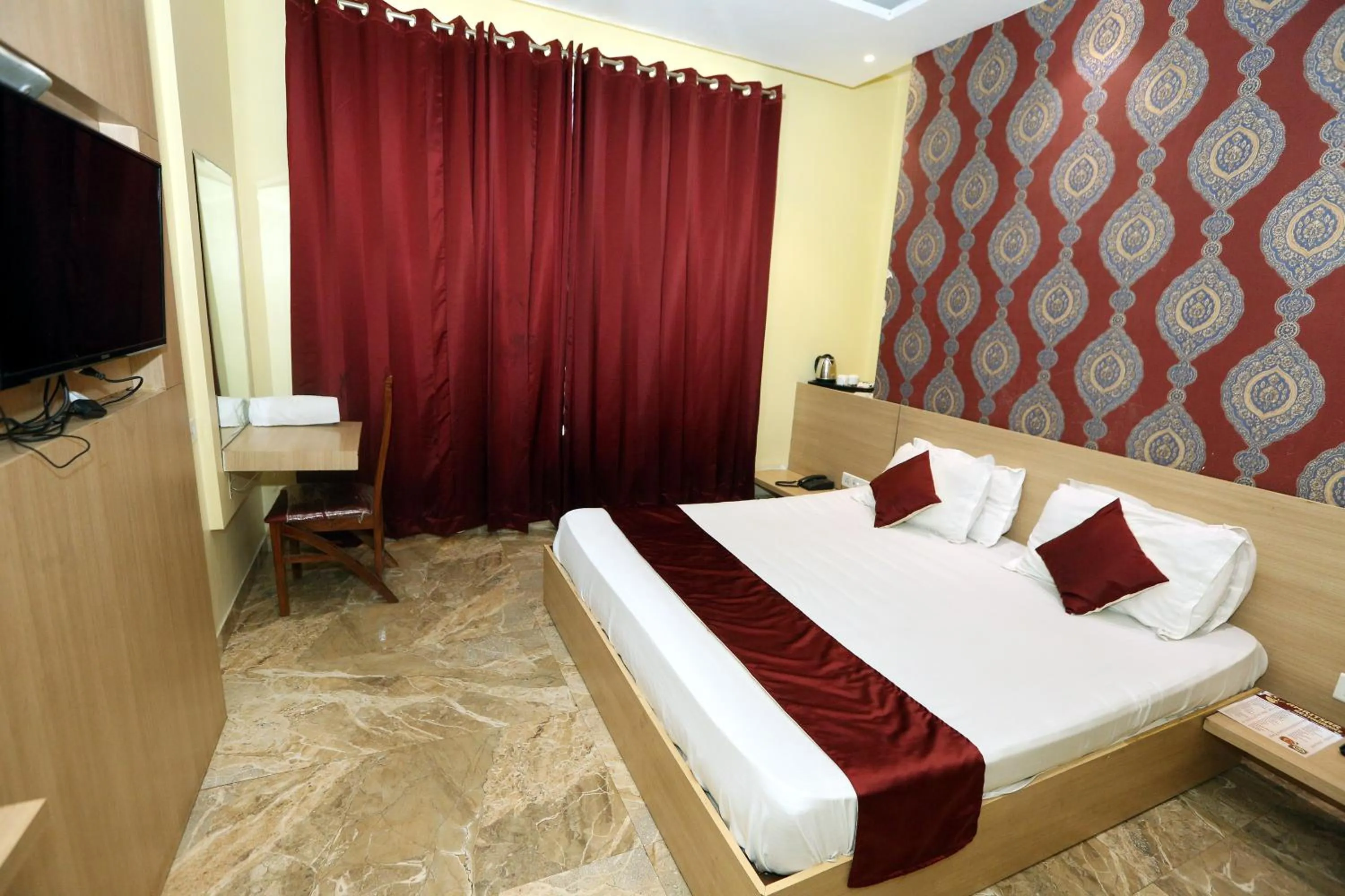 Bed in Hotel Tradition 50 mtr from Golden temple