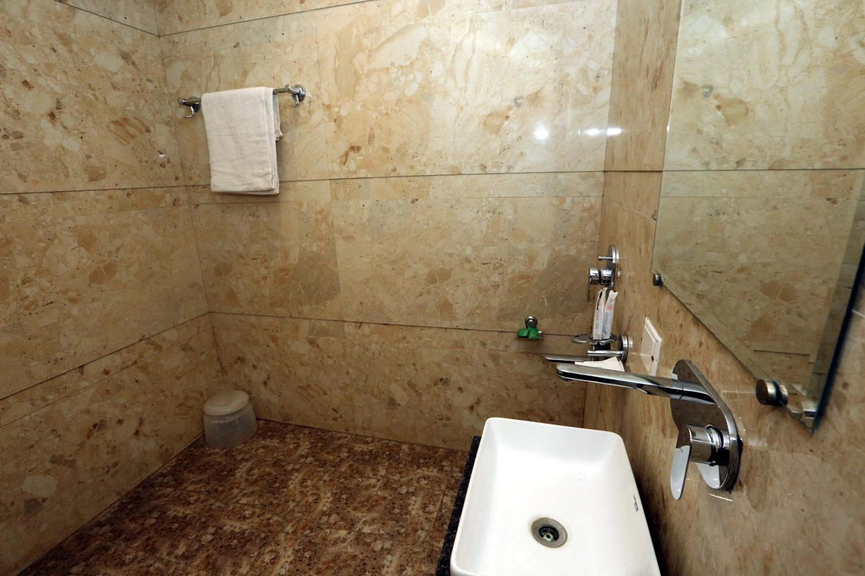 Bathroom in Hotel Tradition 50 mtr from Golden temple