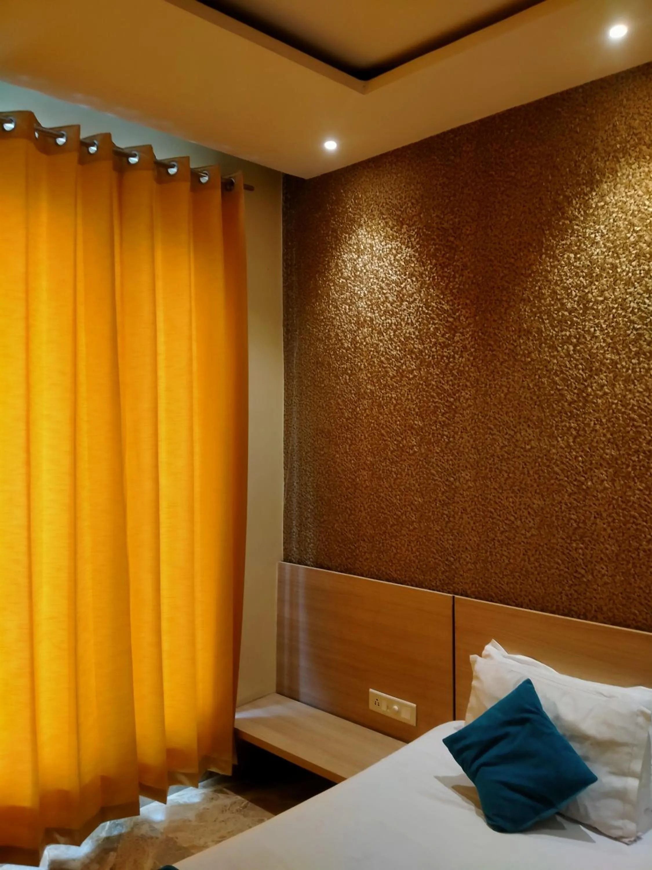 Bedroom in Hotel Tradition 50 mtr from Golden temple