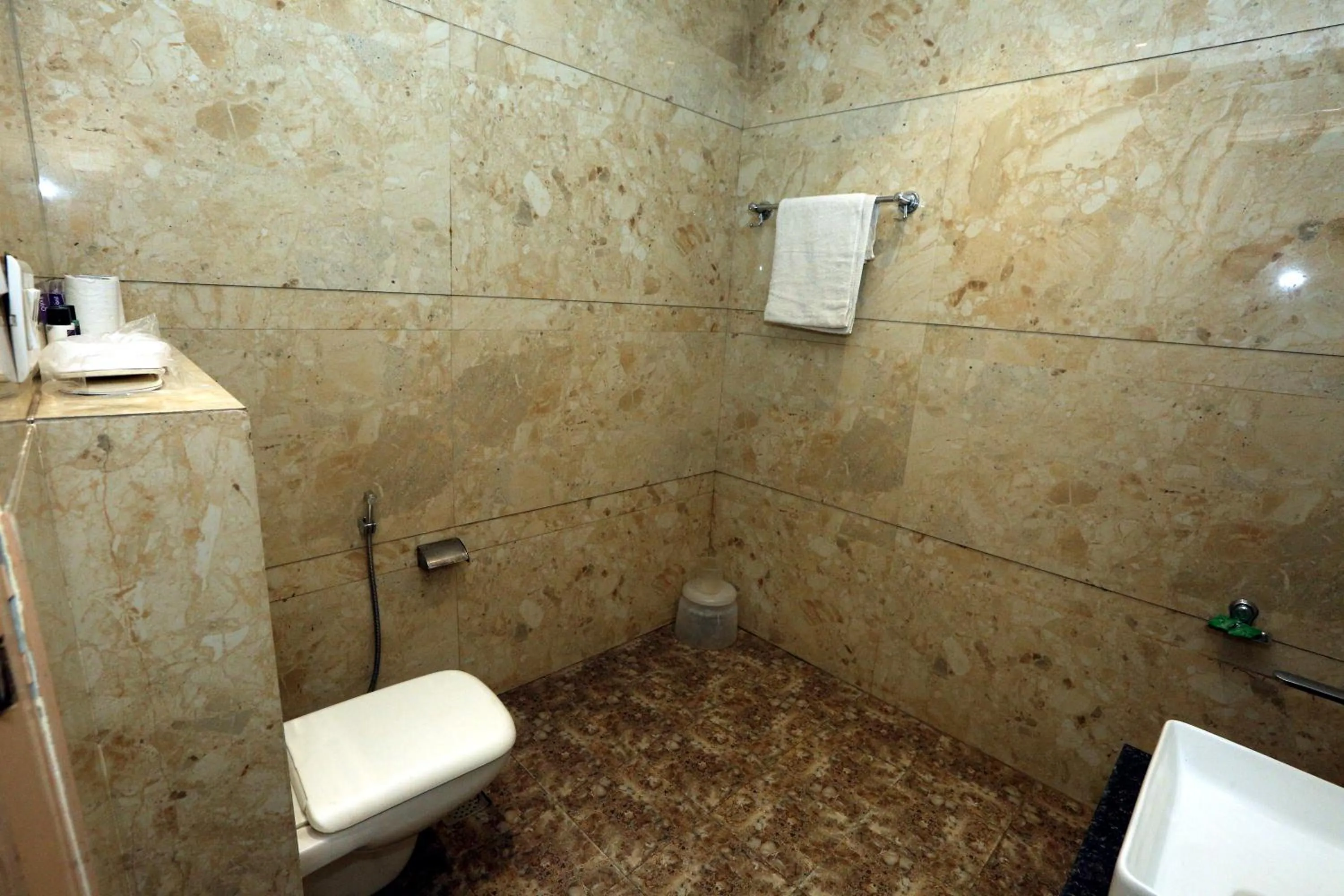 Bathroom in Hotel Tradition 50 mtr from Golden temple