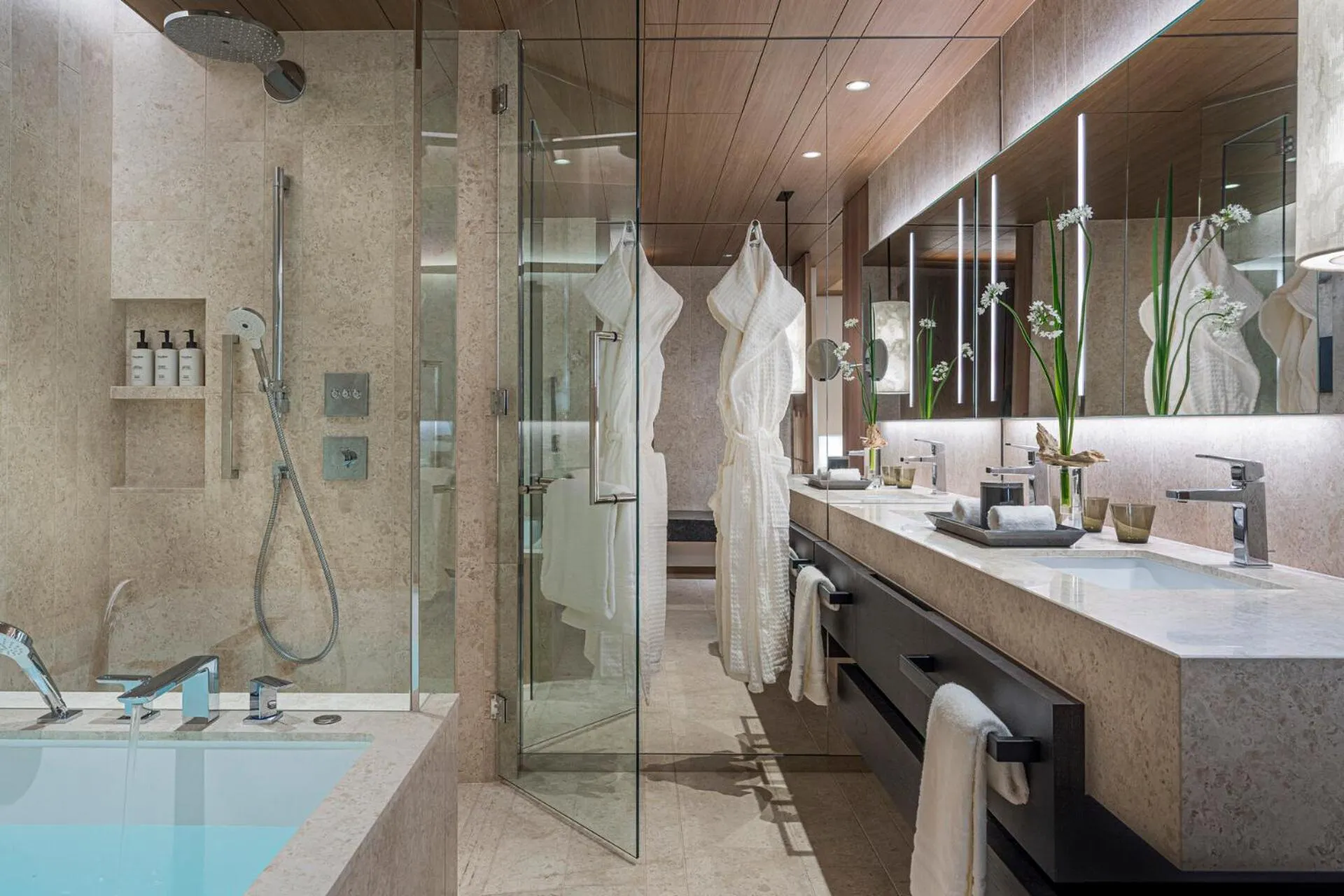 Four Seasons Corner King Room in Four Seasons Hotel Osaka