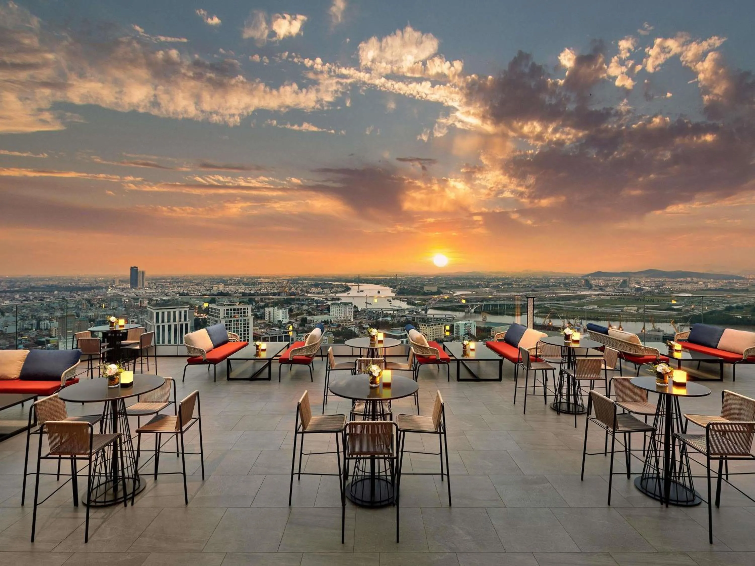 Lounge or bar in Pullman Hai Phong Grand Hotel