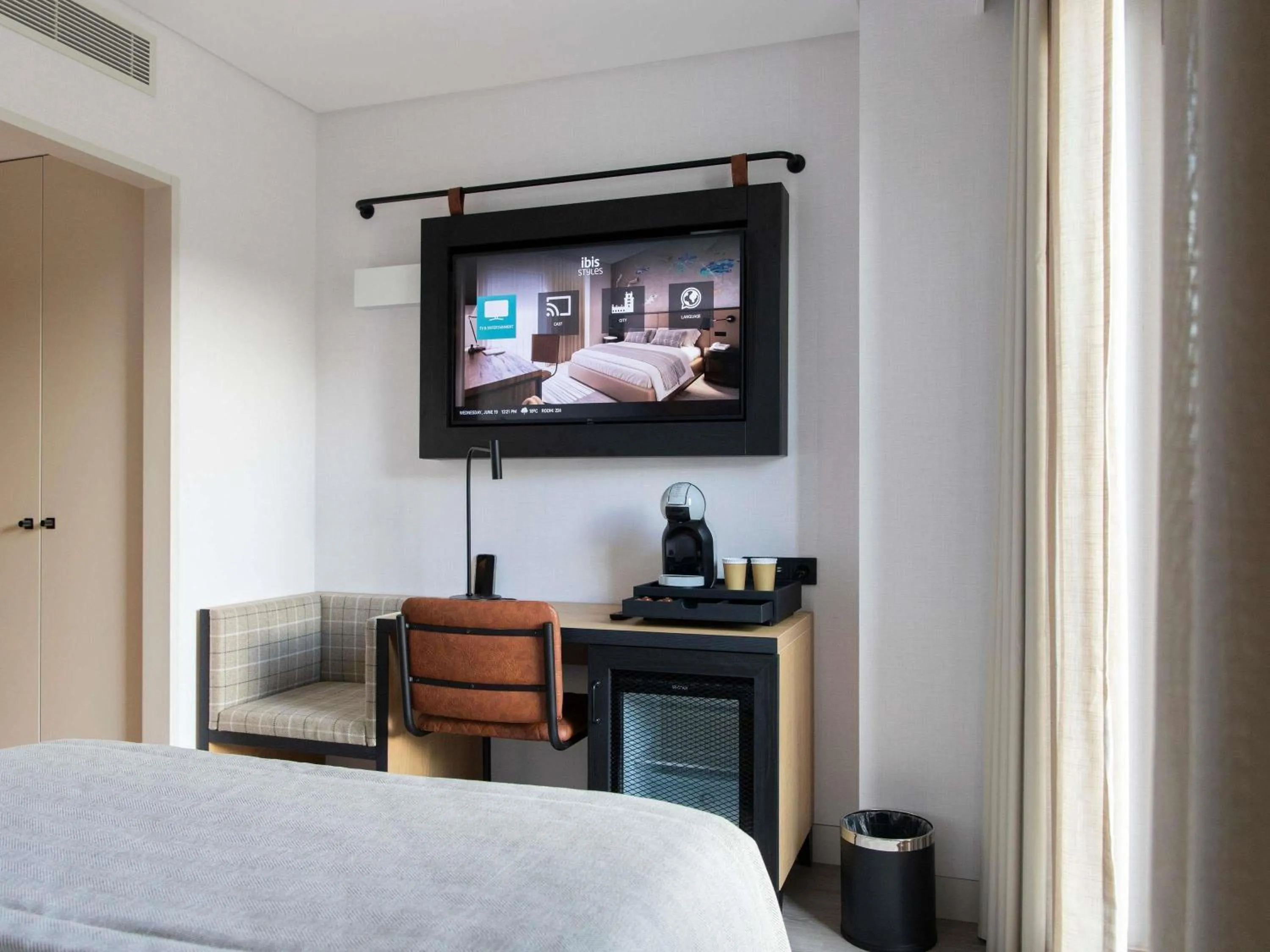 Bedroom, Bed in ibis Styles Lisboa Aeroporto