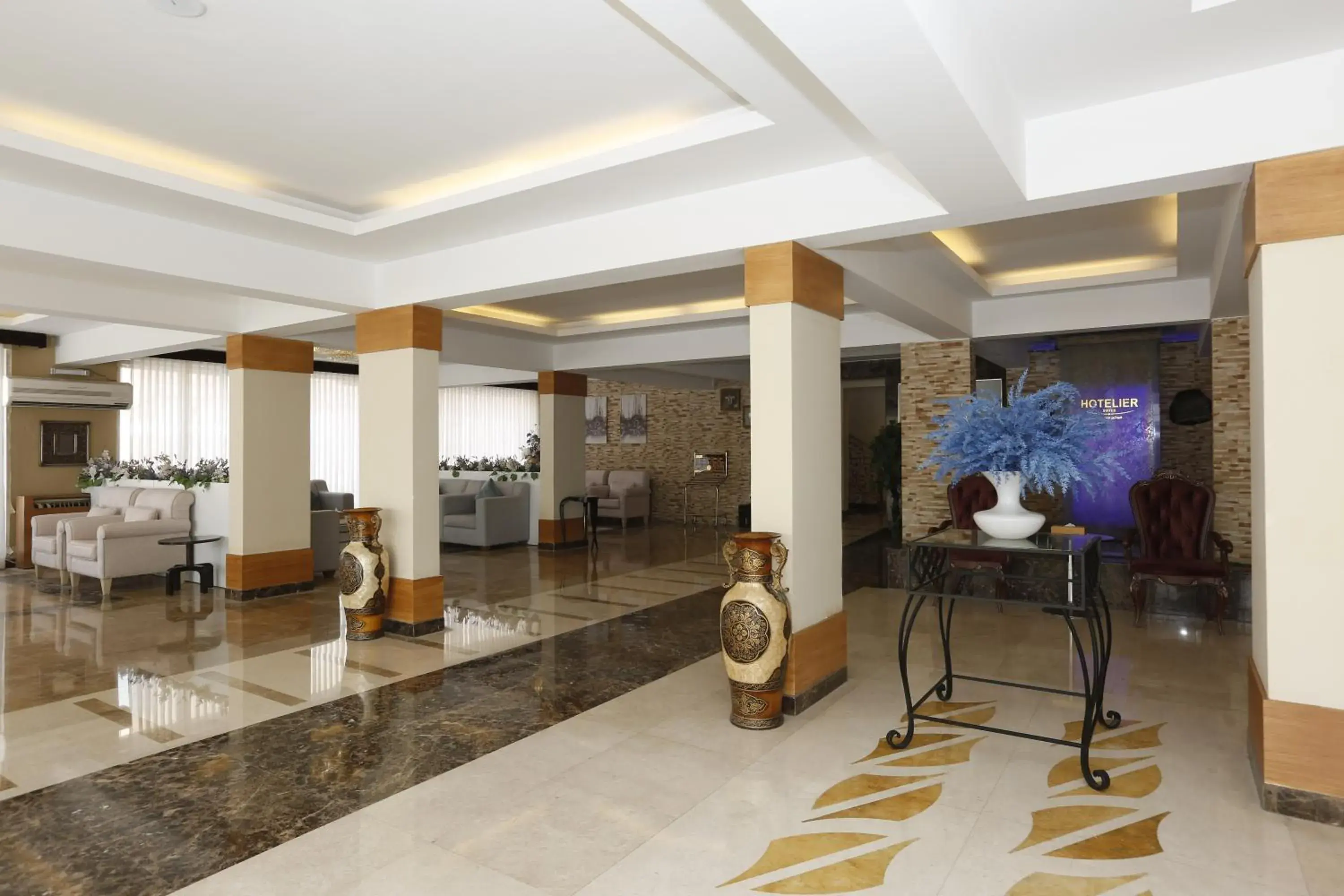 Lobby or reception in Hotelier Suites by Cantonal Lobby or reception in Hotelier Suites by Cantonal