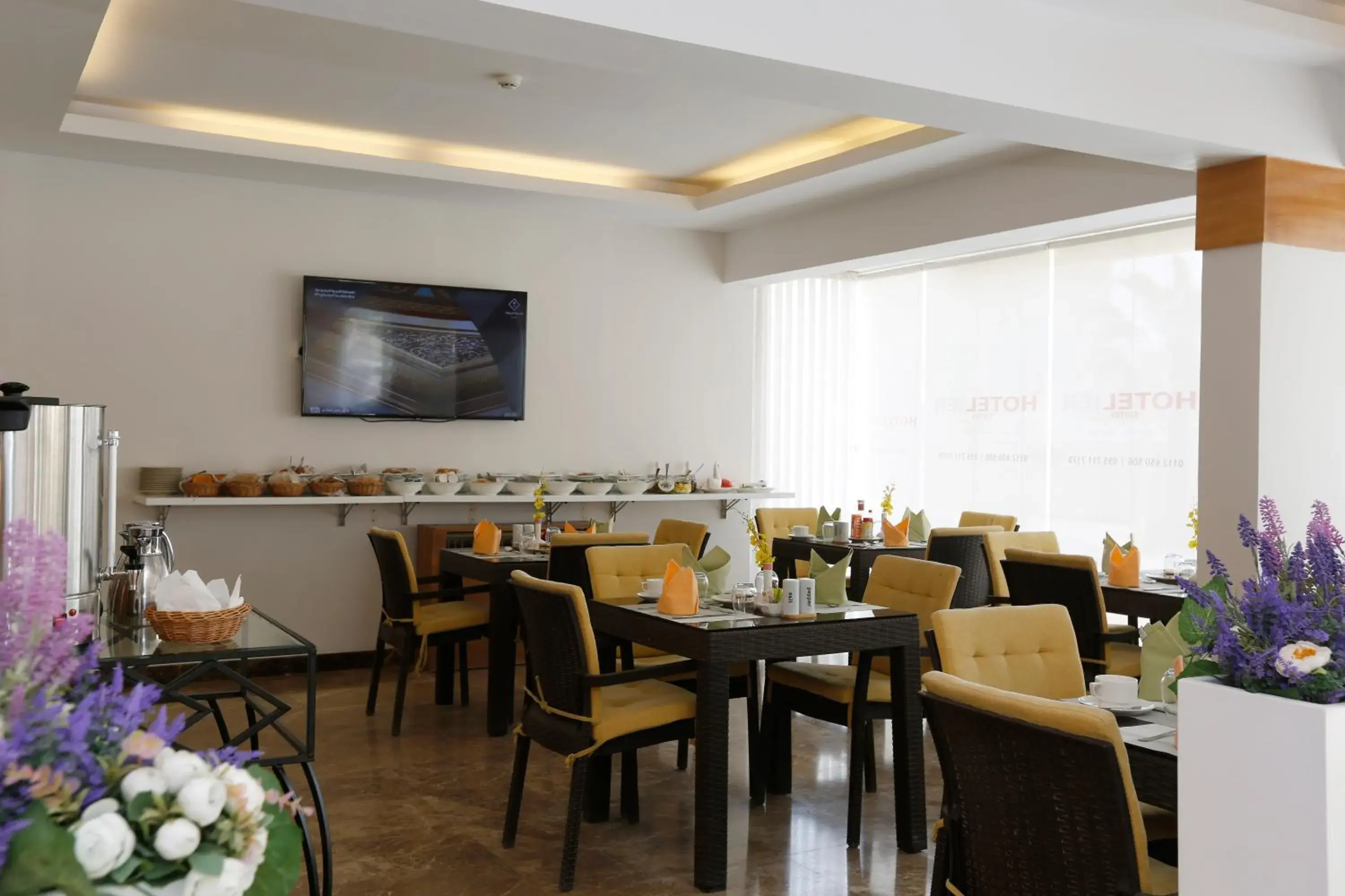 Restaurant/places to eat in Hotelier Suites by Cantonal Restaurant/places to eat in Hotelier Suites by Cantonal