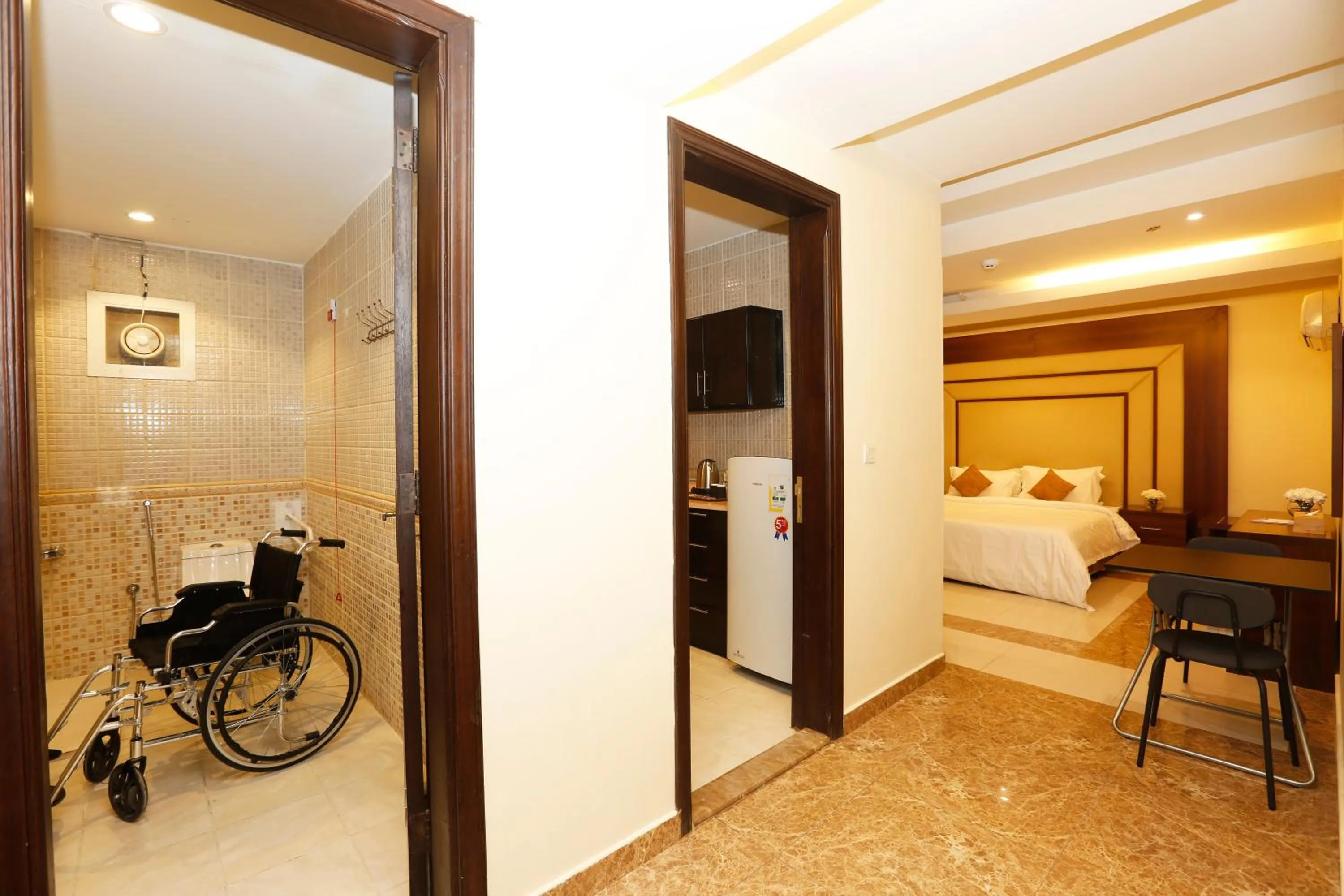 Photo of the whole room, Bed in Hotelier Suites by Cantonal