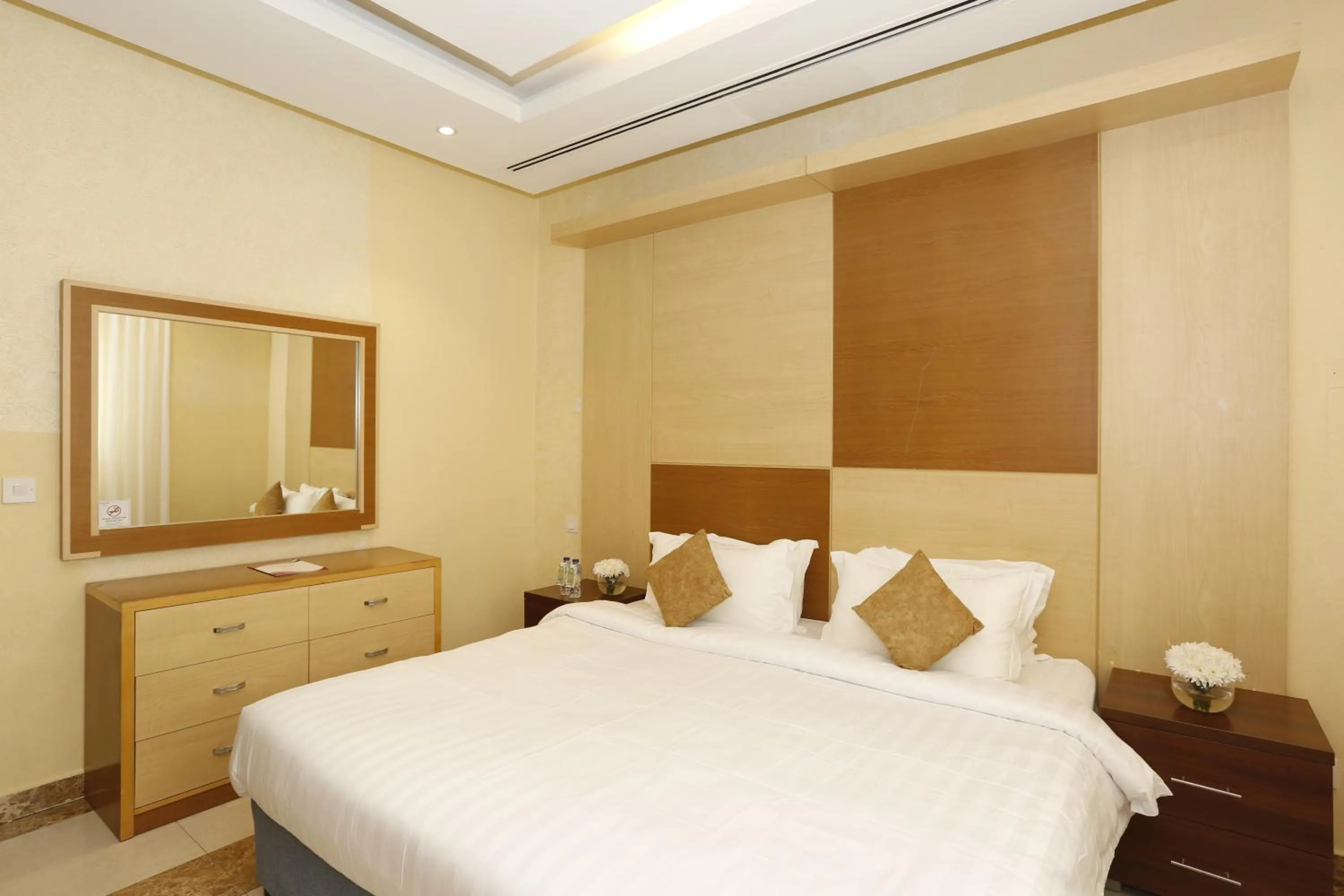 Bedroom, Bed in Hotelier Suites by Cantonal