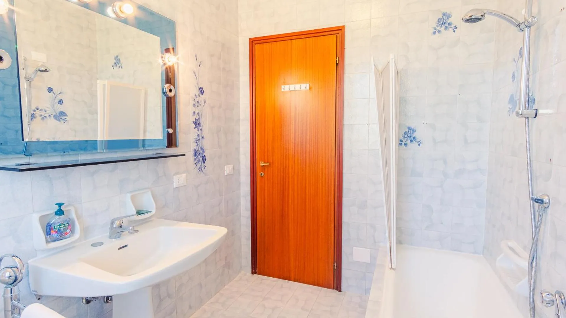 Bathroom in Tra Cielo e Terra - Italian Homing