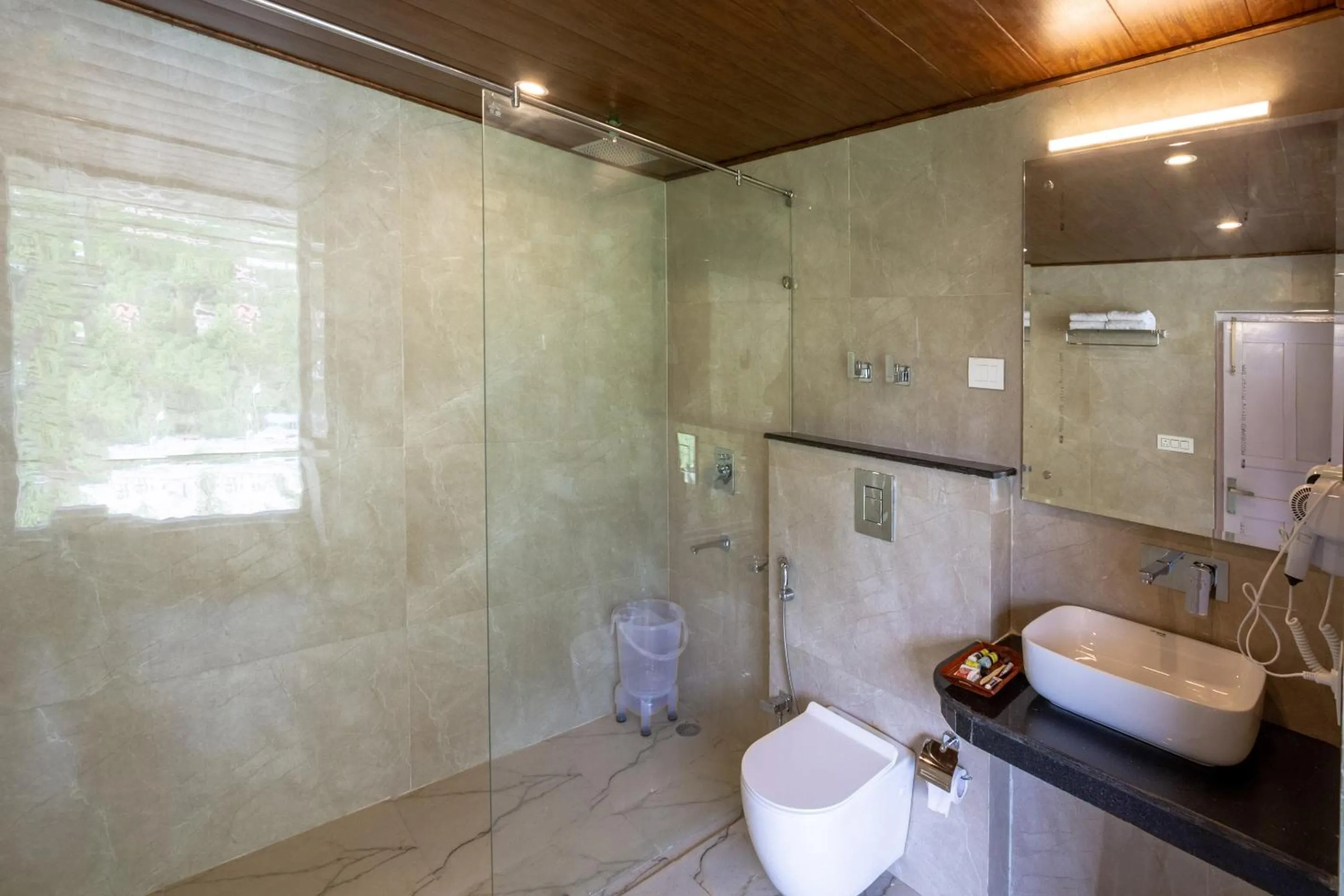 Shower in Tripli Hotels Namaste Manali