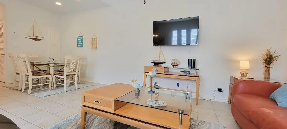 Dining area in Beach & Palms condo
