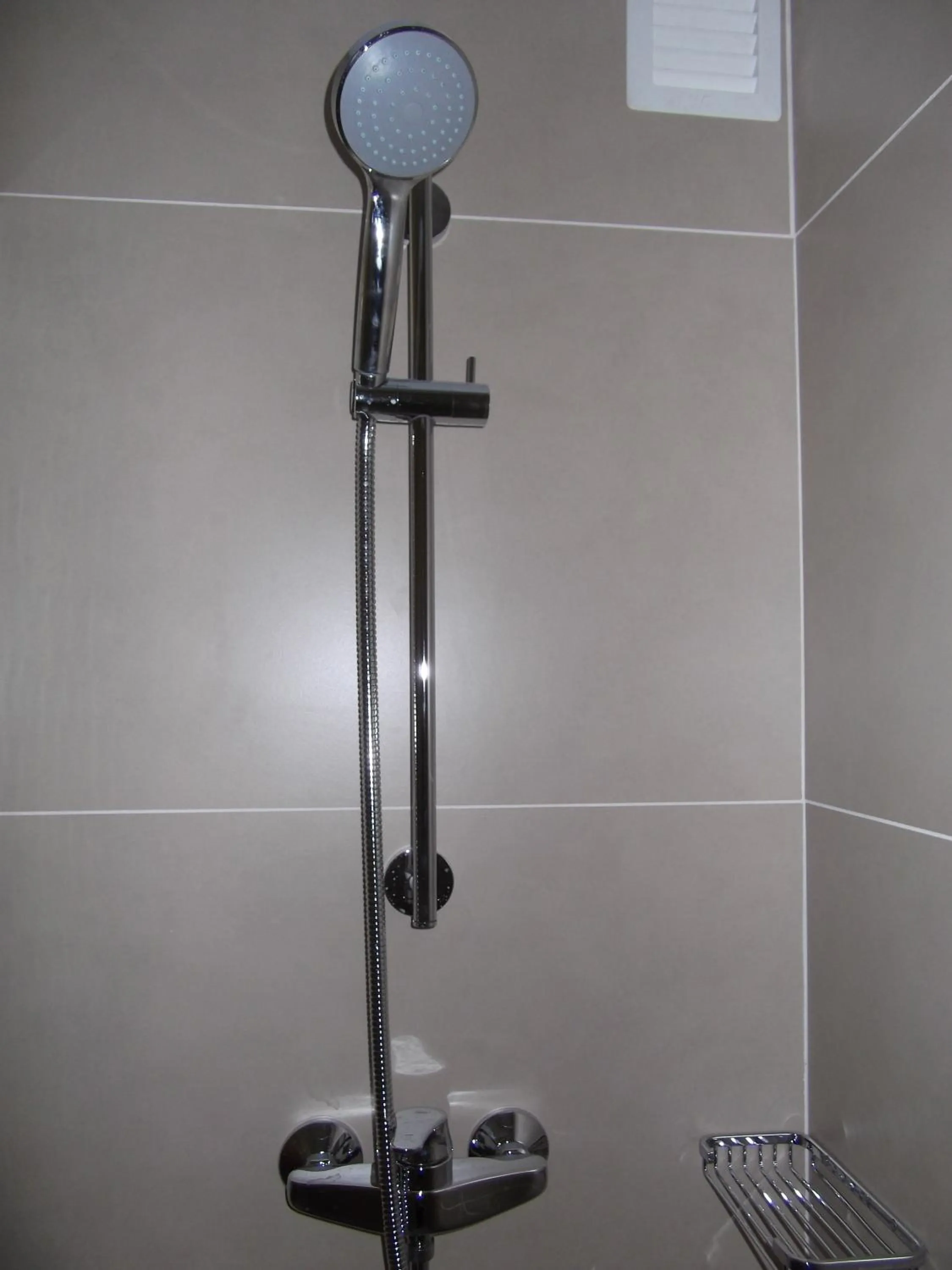 Shower in Hotel Mediterrani Express