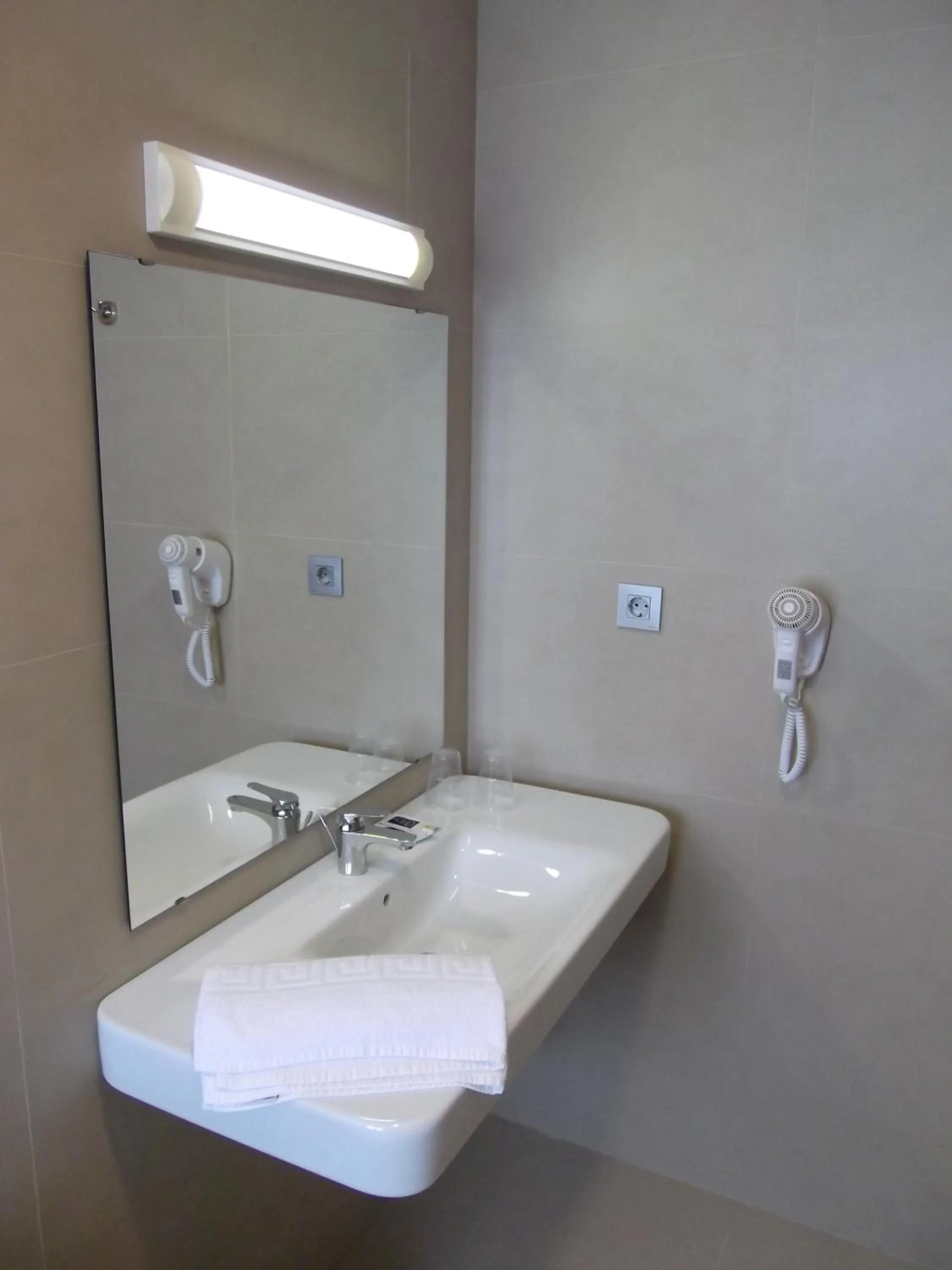 Bathroom in Hotel Mediterrani Express