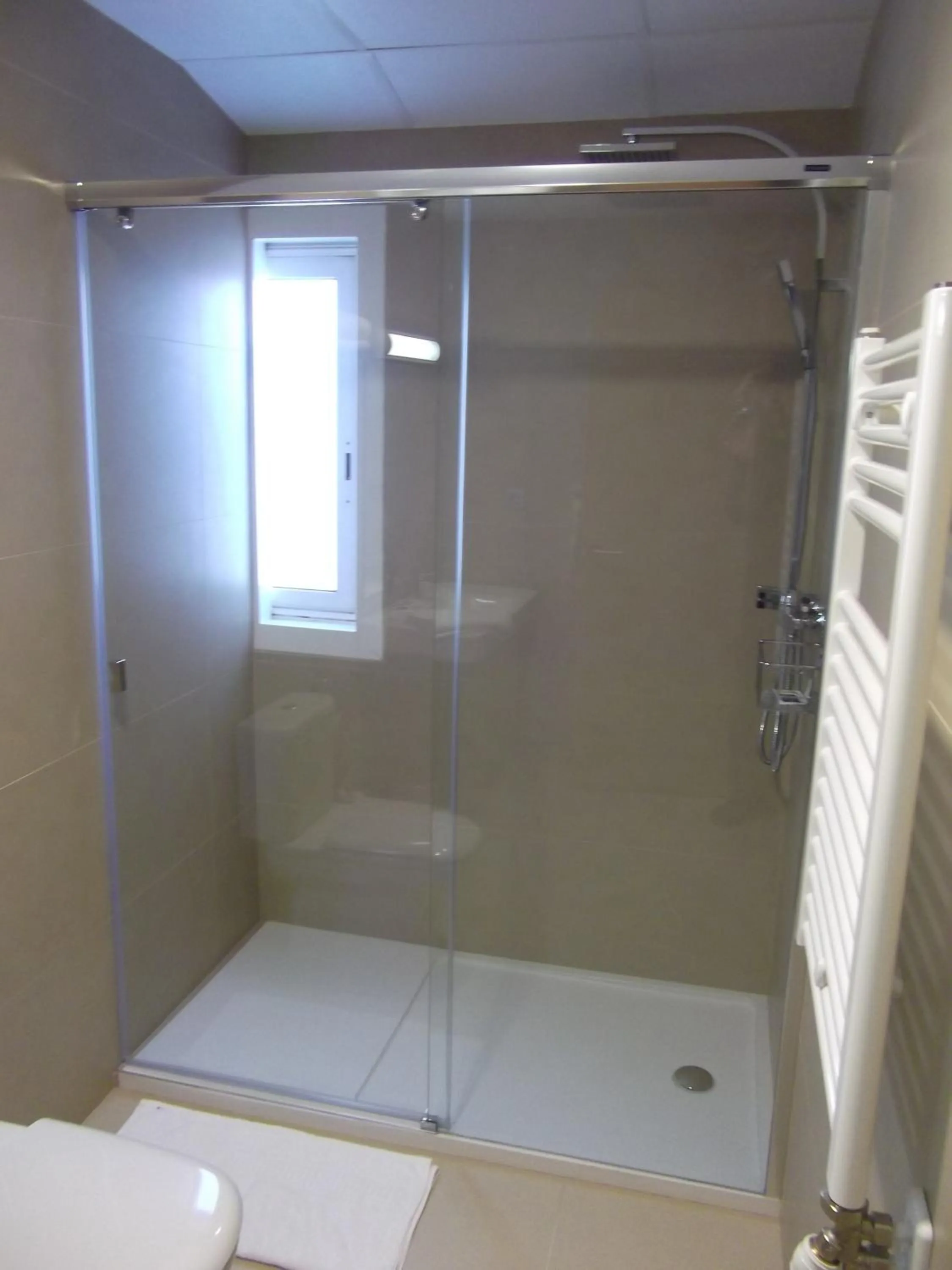 Shower in Hotel Mediterrani Express