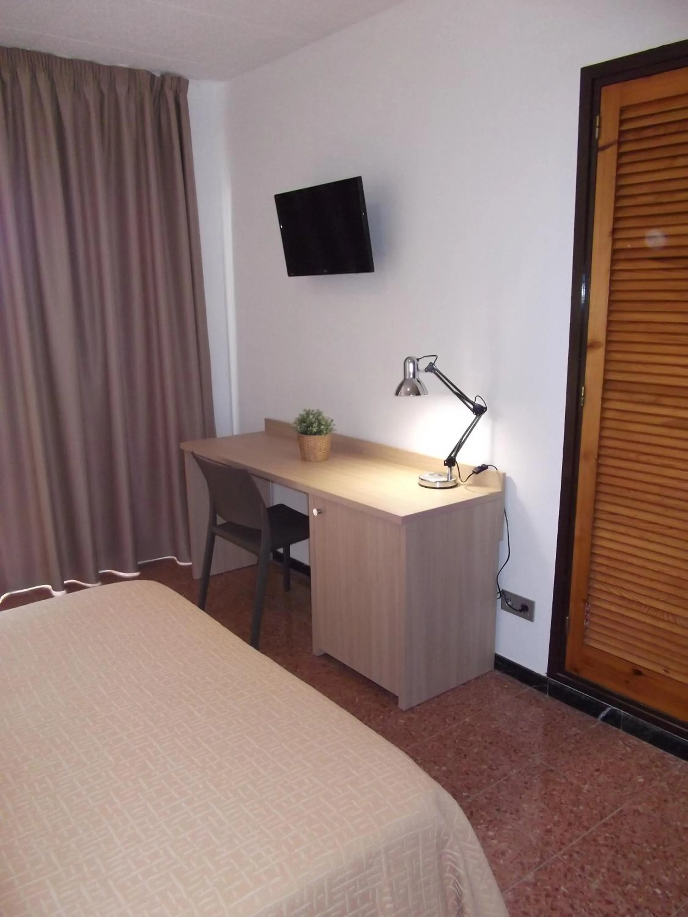 TV and multimedia, Bed in Hotel Mediterrani Express