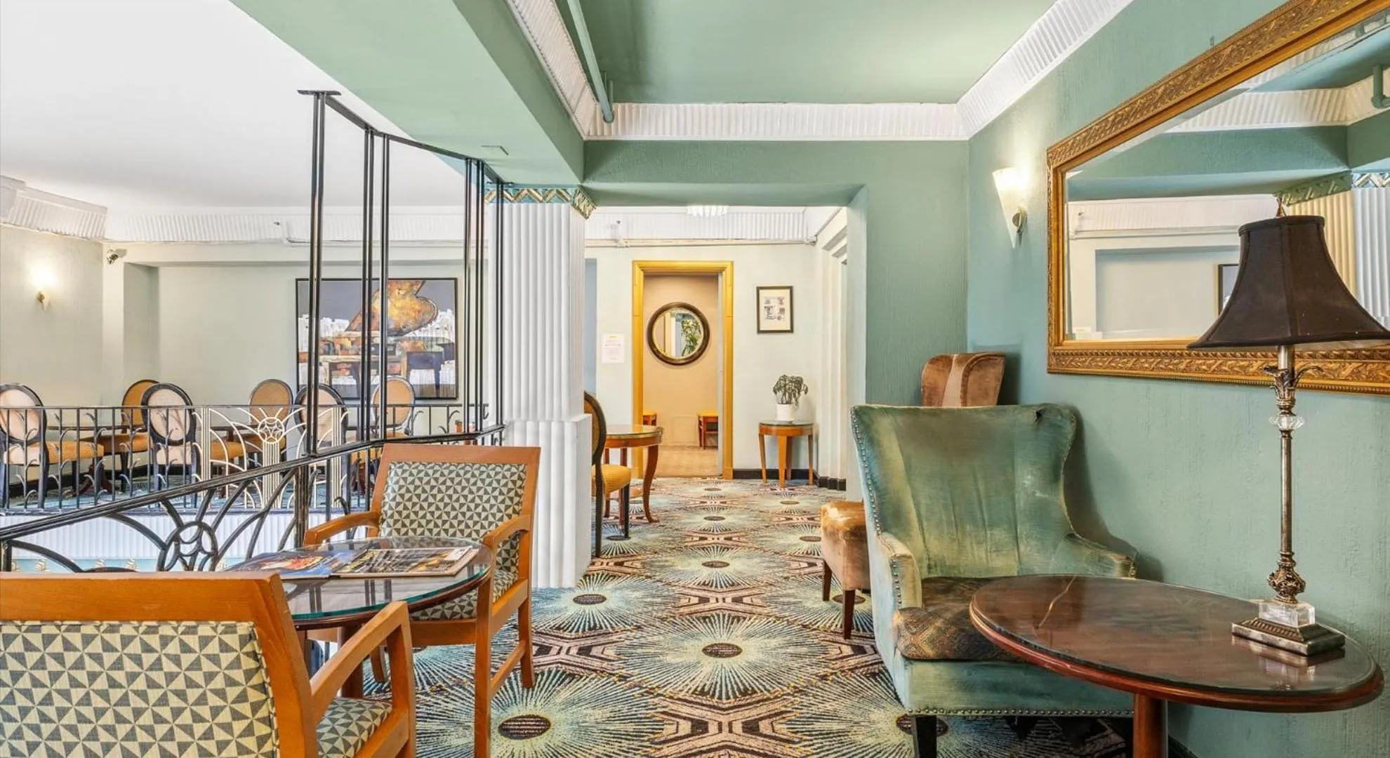 Living room in EMBASSY HOTEL