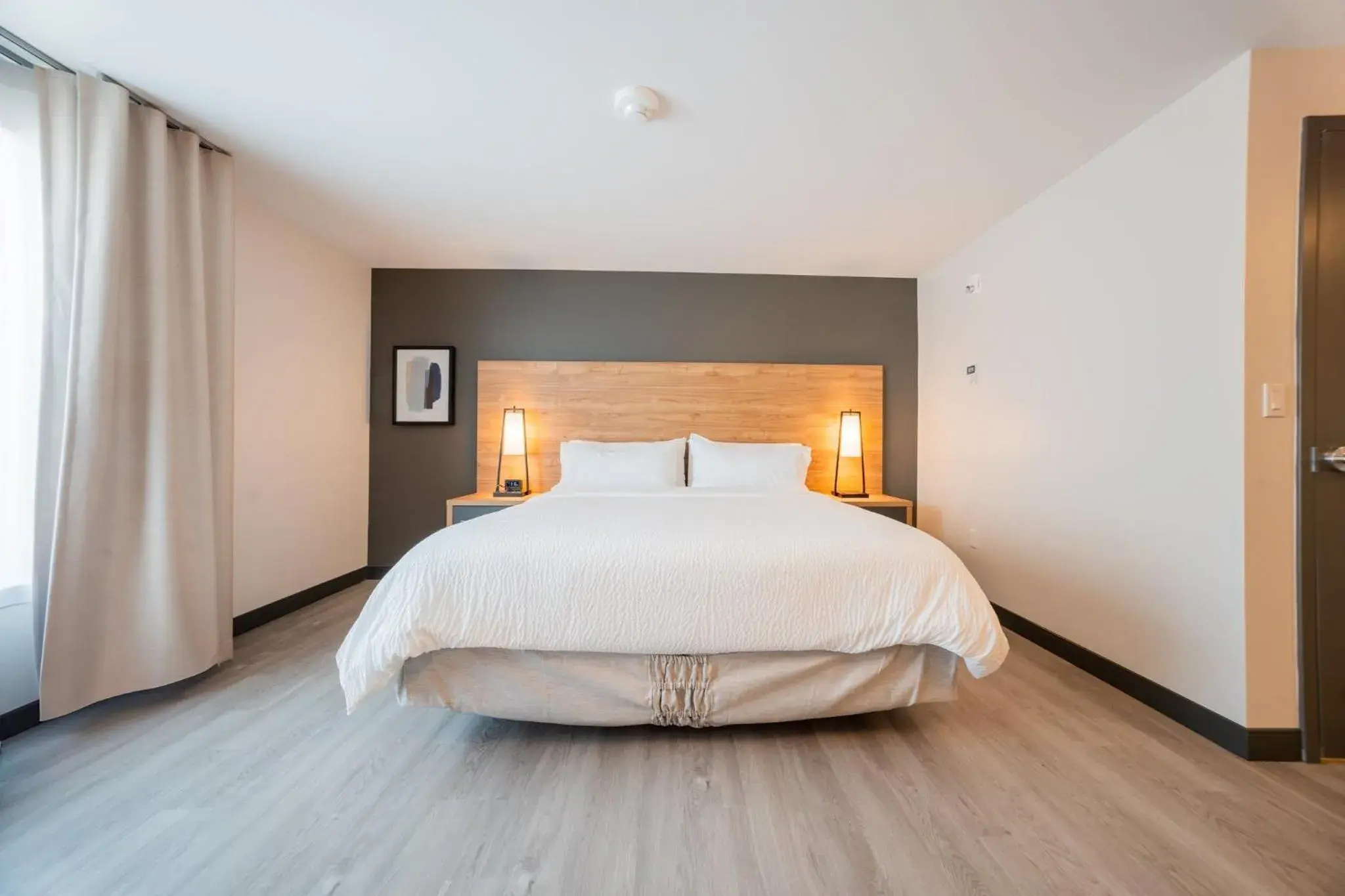 Photo of the whole room, Bed in Candlewood Suites Trois-Rivières Ouest by IHG Photo of the whole room, Bed in Candlewood Suites Trois-Rivières Ouest by IHG