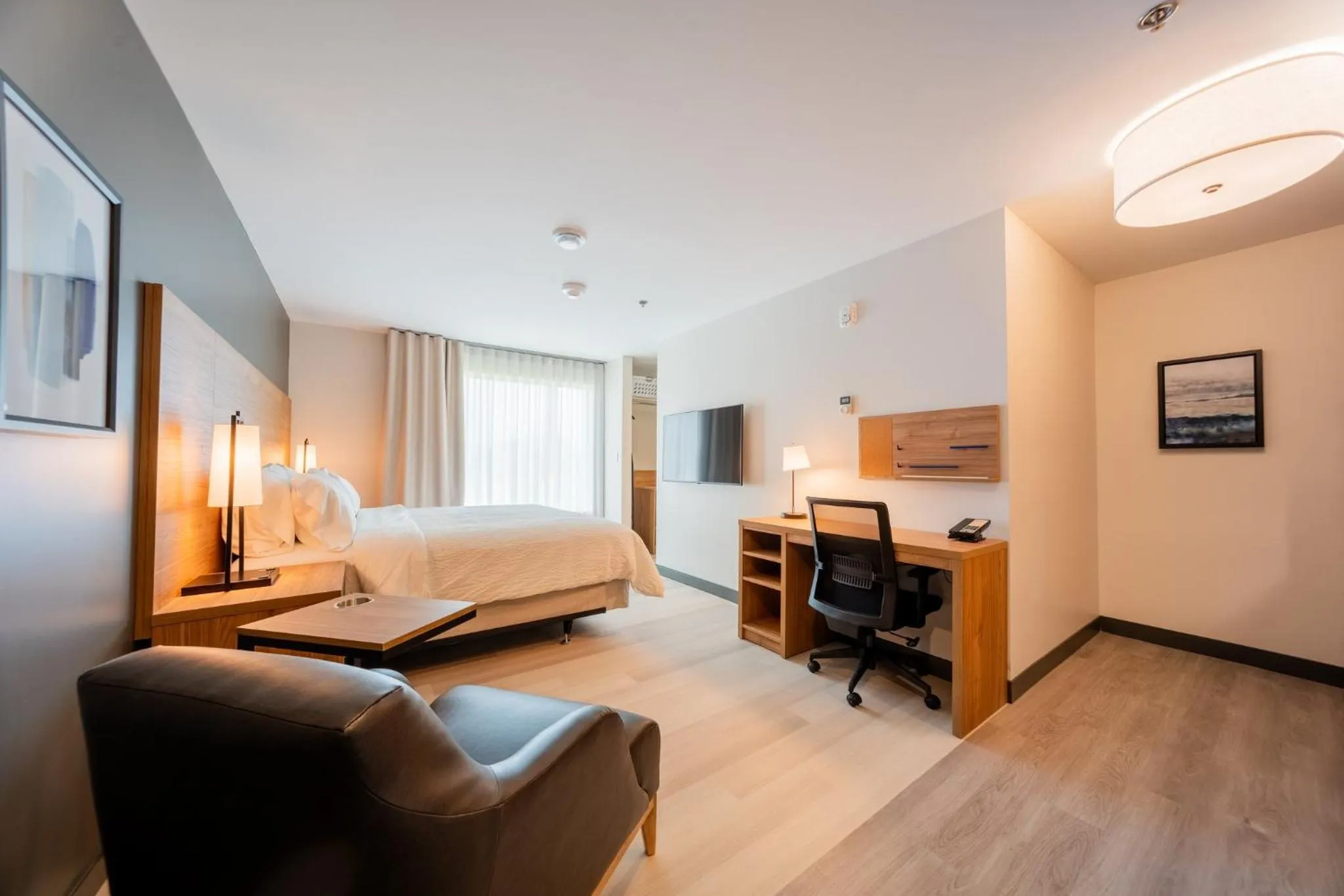 Photo of the whole room, Bed in Candlewood Suites Trois-Rivières Ouest by IHG