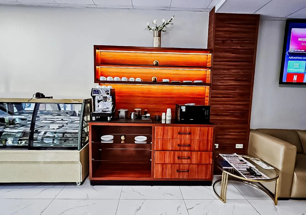 Restaurant/places to eat, Bed in Hotel Maywa