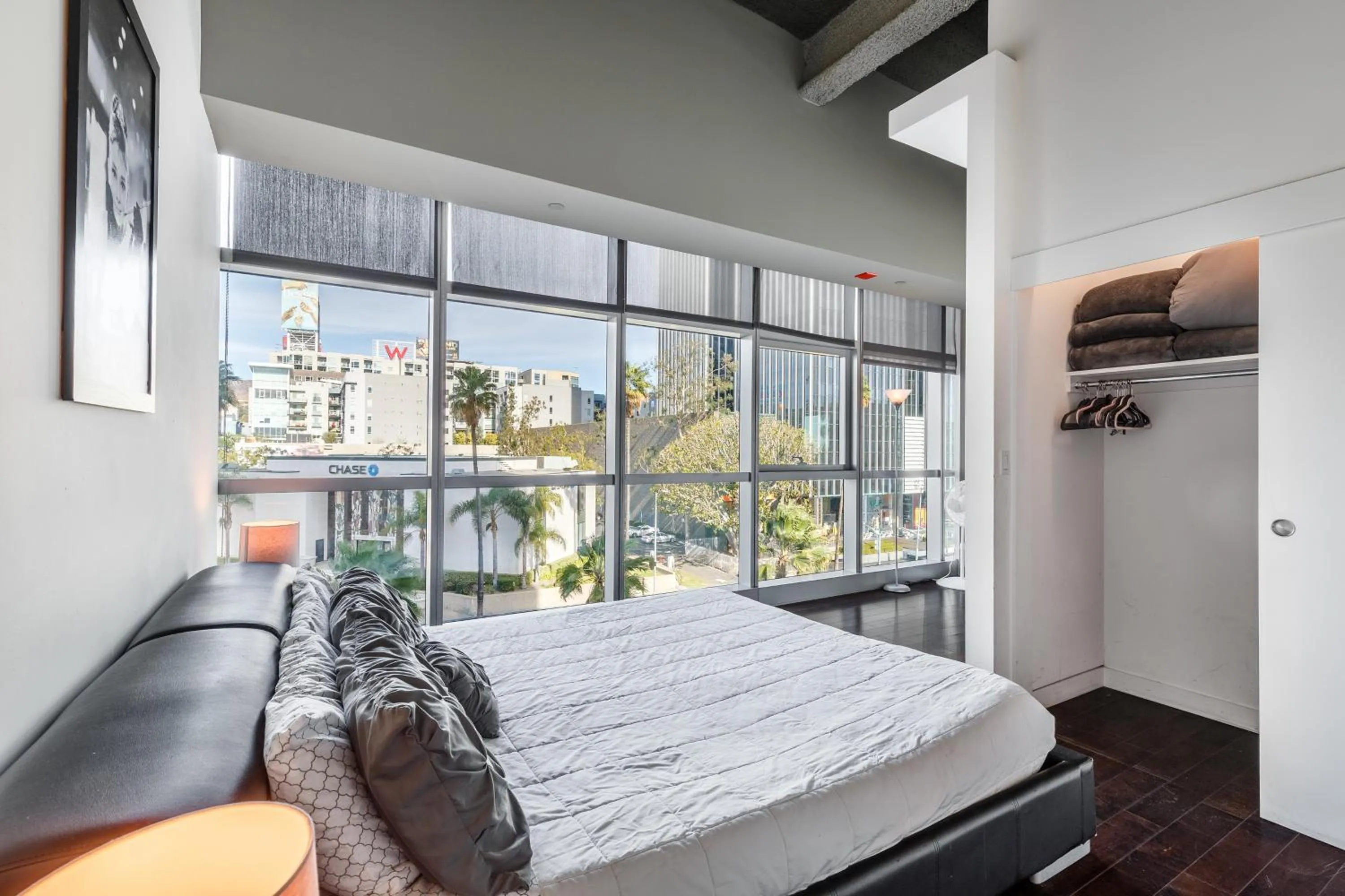 Bedroom, Bed in Hollywood Furnished Apartments