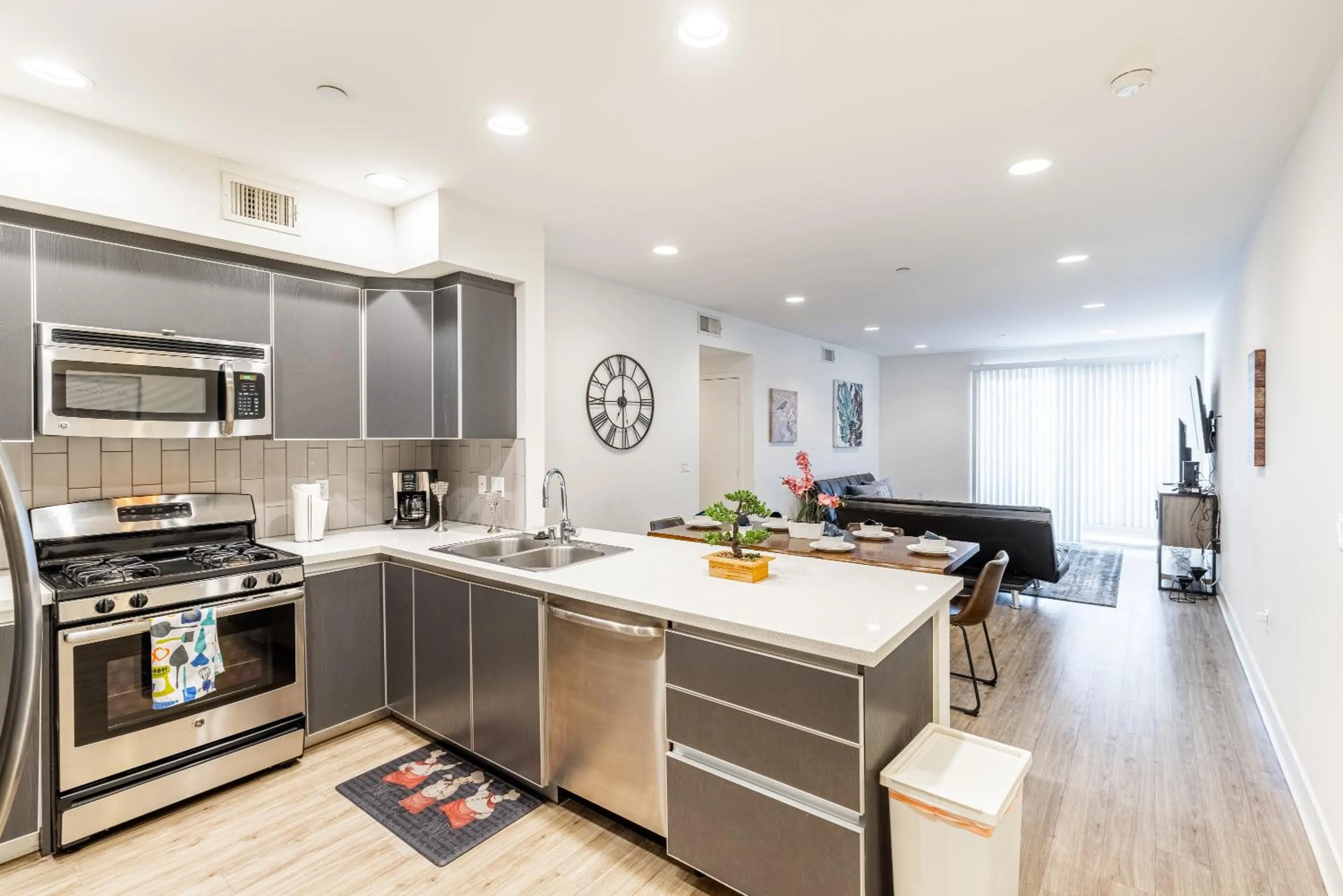 Kitchen or kitchenette in Hollywood Furnished Apartments