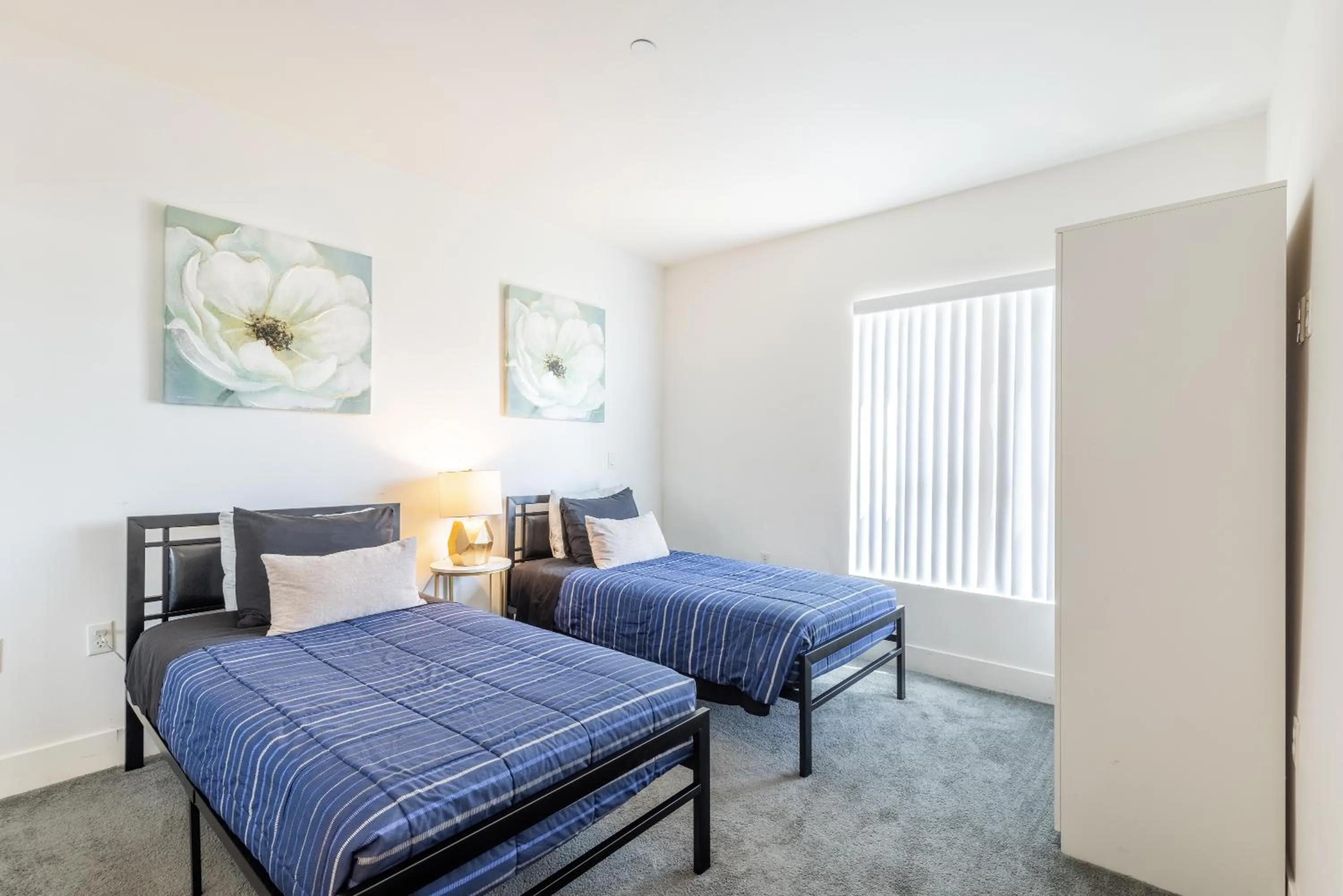 Bedroom, Bed in Hollywood Furnished Apartments