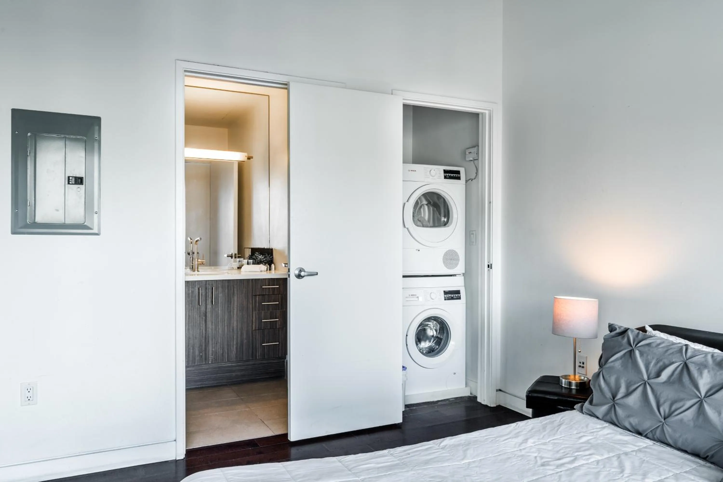Bathroom, Bed in Hollywood Furnished Apartments