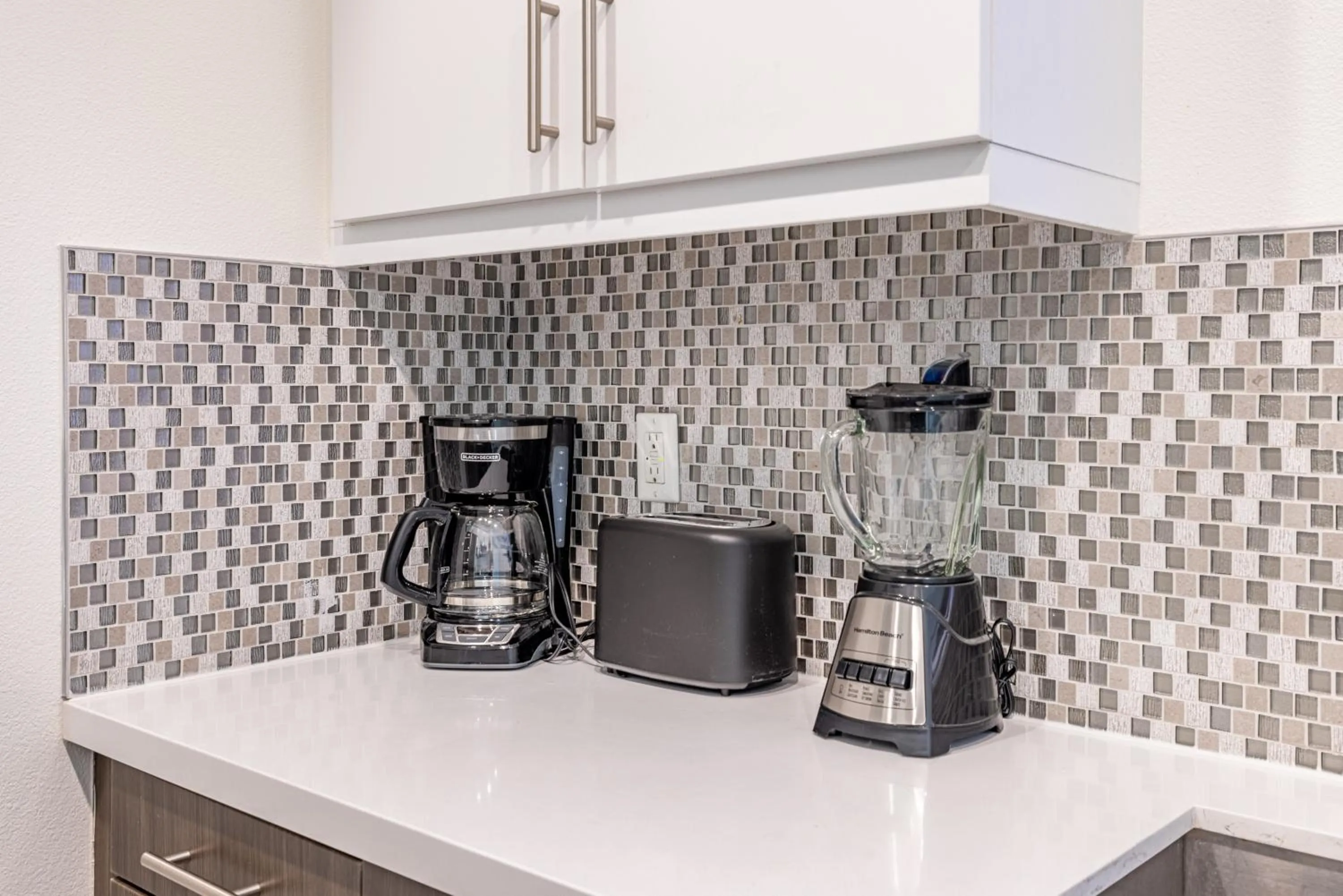 Coffee/tea facilities in Hollywood Furnished Apartments