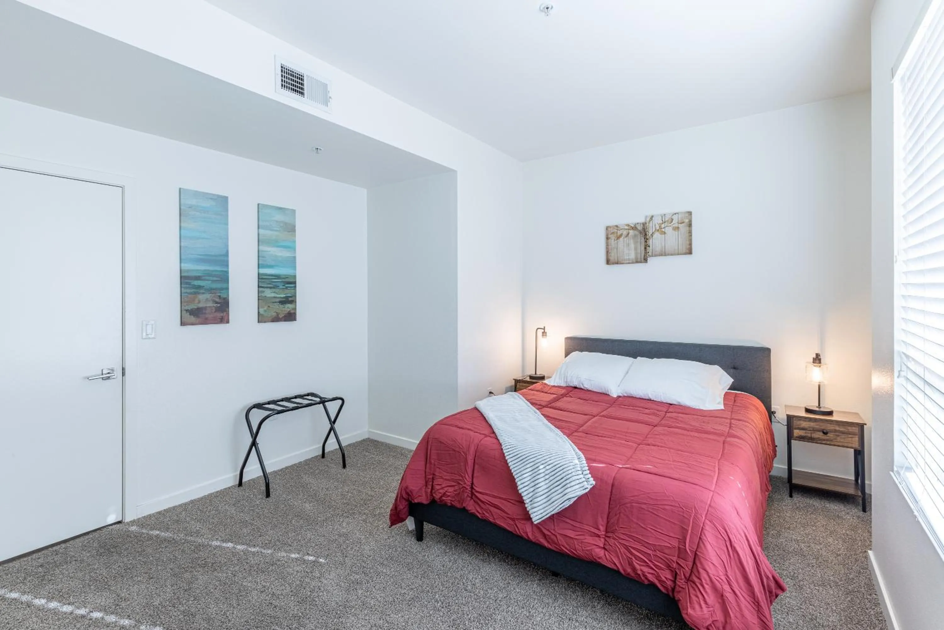 Bedroom, Bed in Hollywood Furnished Apartments