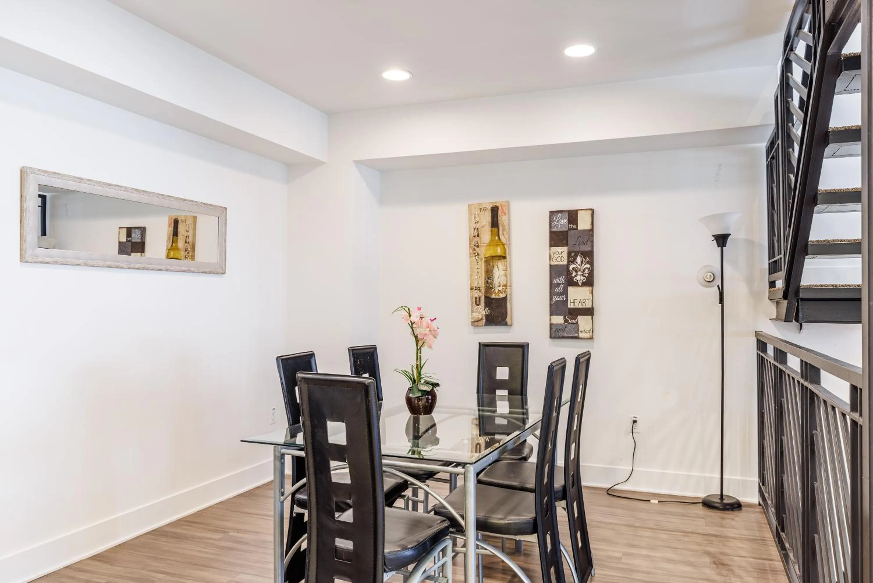 Dining area in Hollywood Furnished Apartments