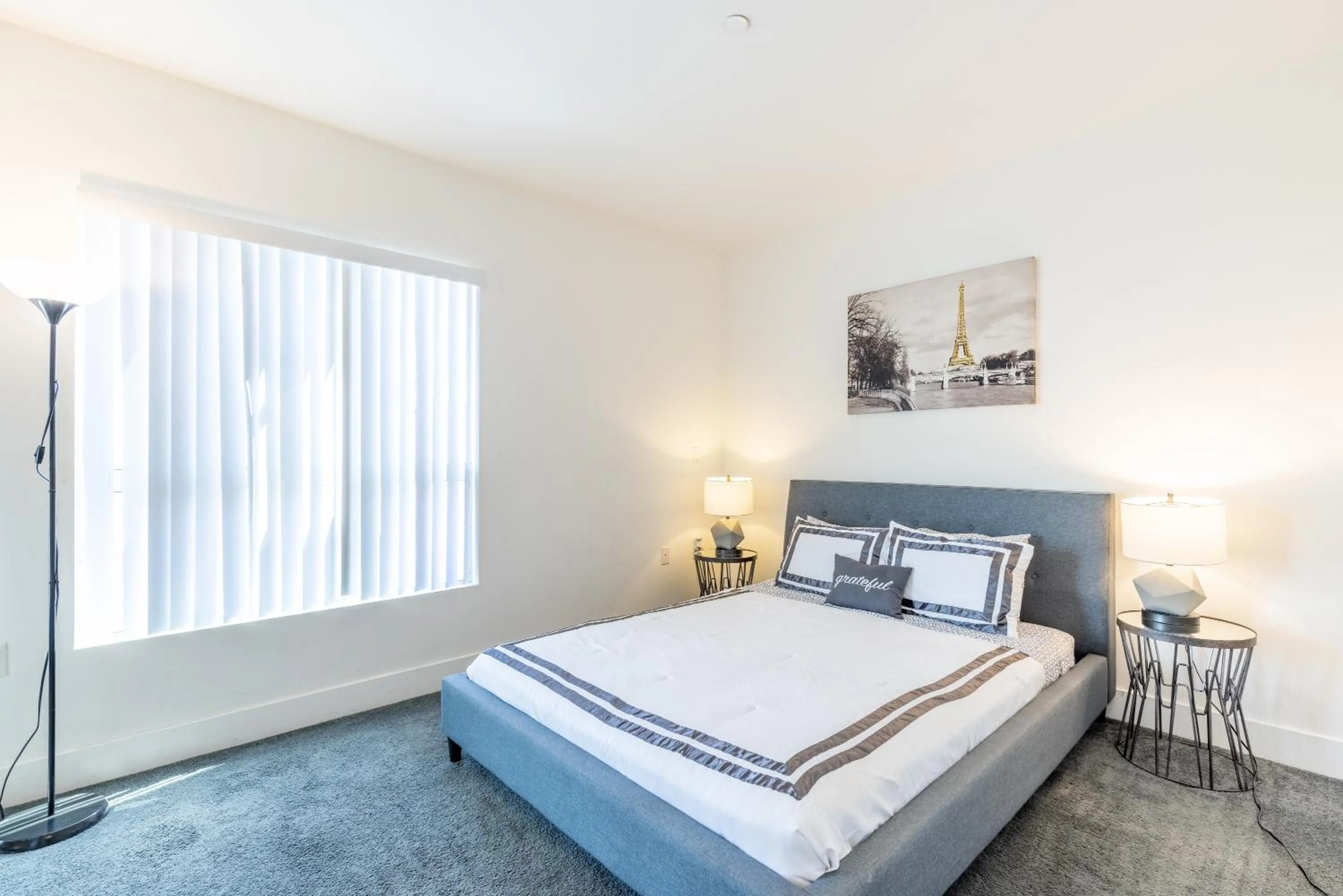 Bedroom, Bed in Hollywood Furnished Apartments