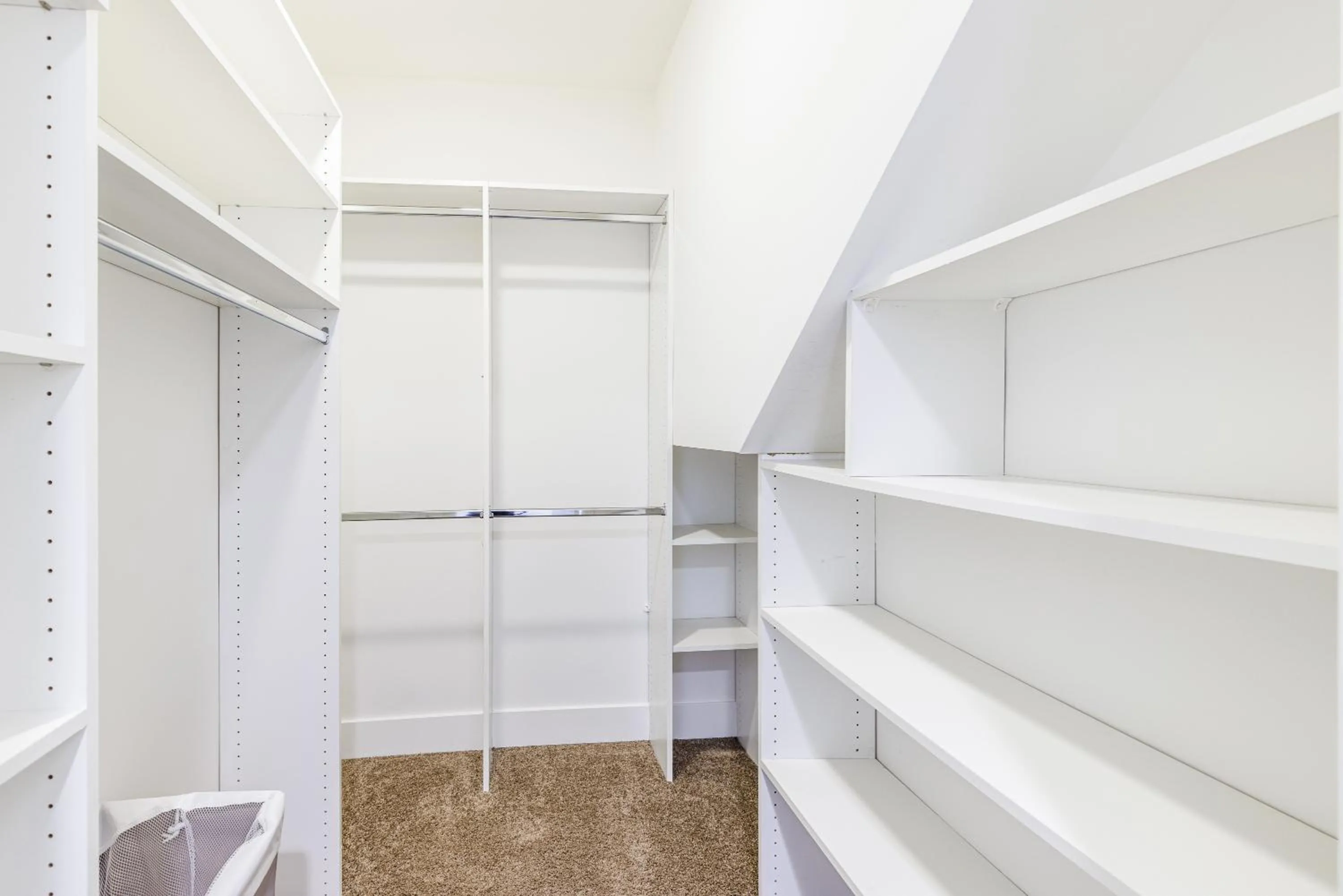 wardrobe in Hollywood Furnished Apartments