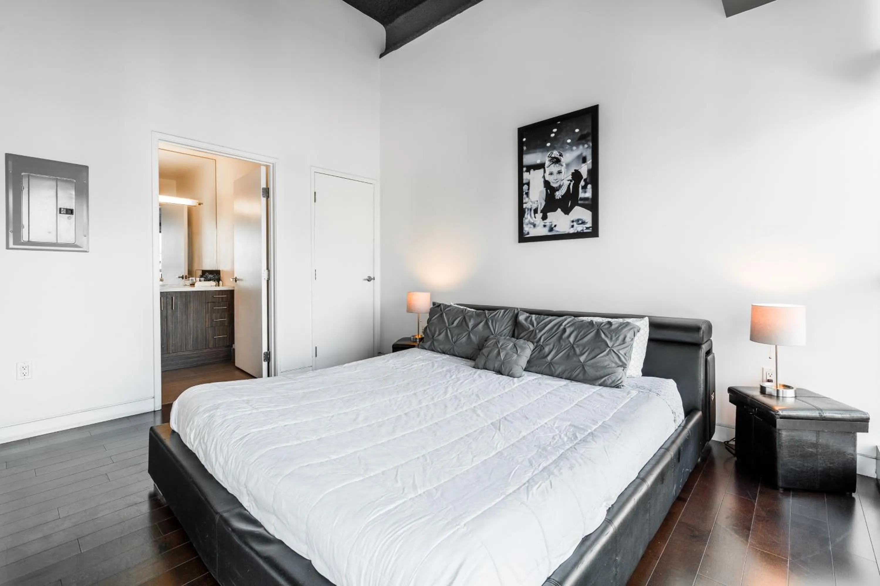 Bedroom, Bed in Hollywood Furnished Apartments
