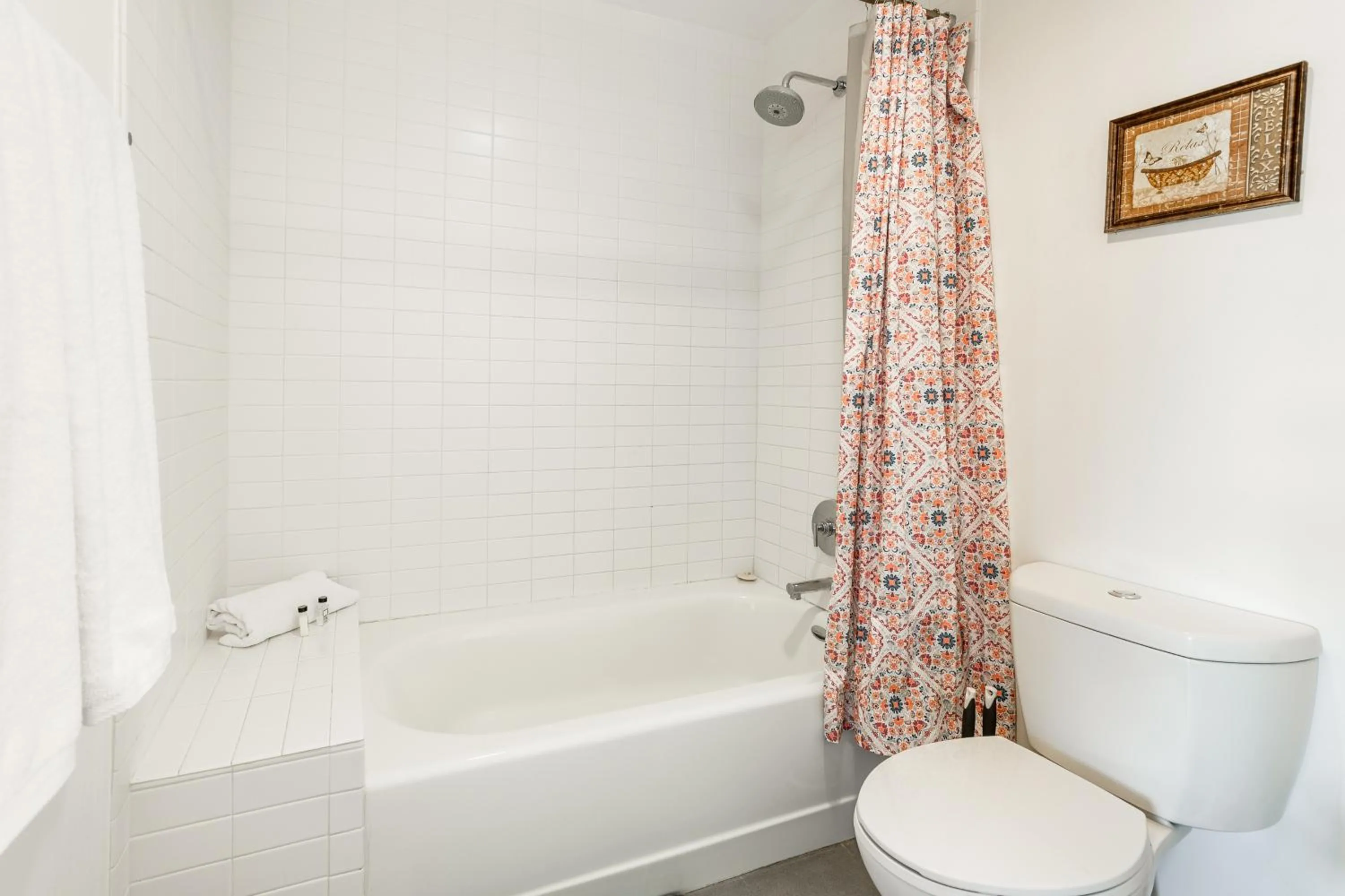 Bath in Hollywood Furnished Apartments