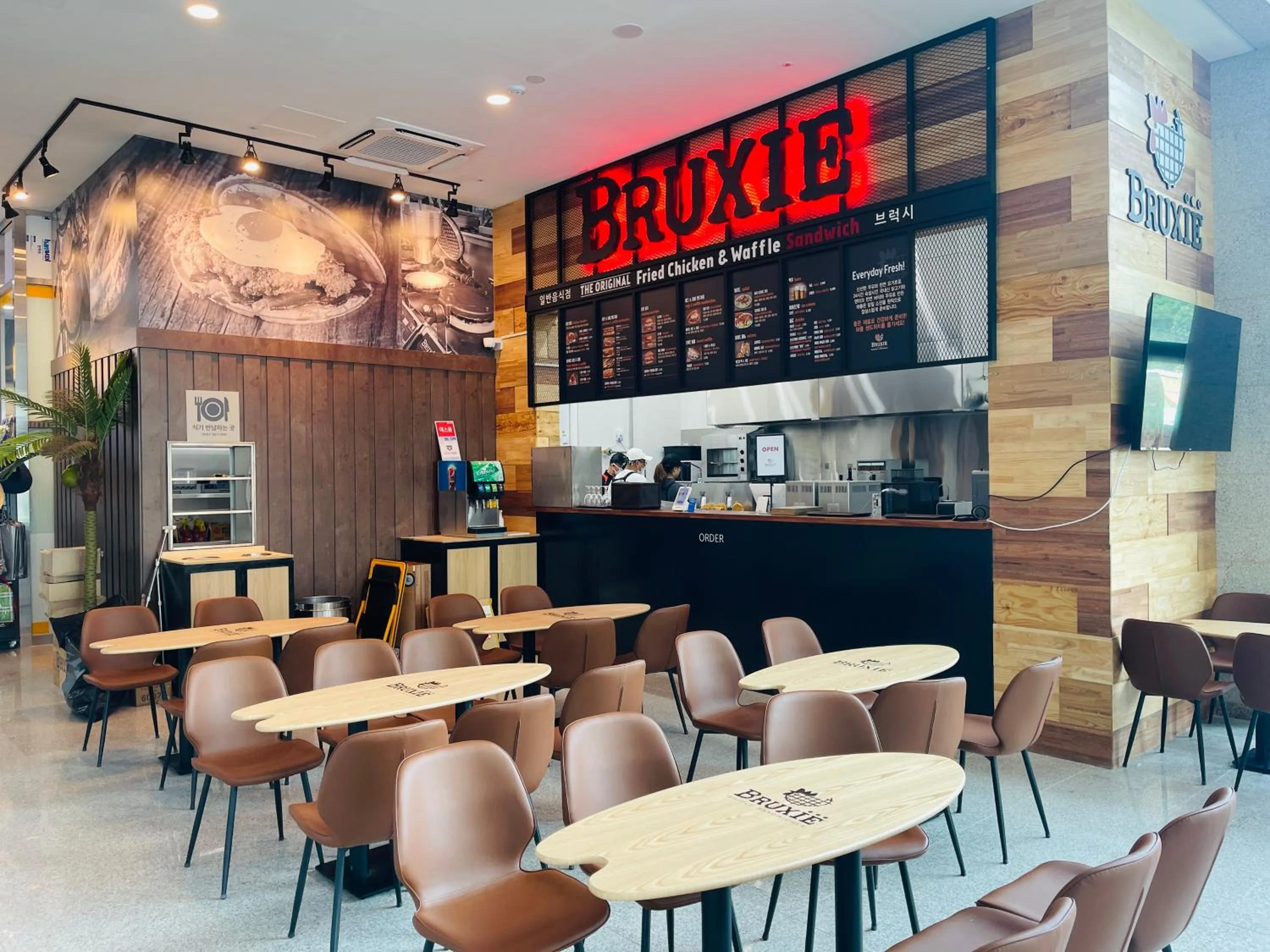 Restaurant/places to eat in SurfResort INN-The City YangYang