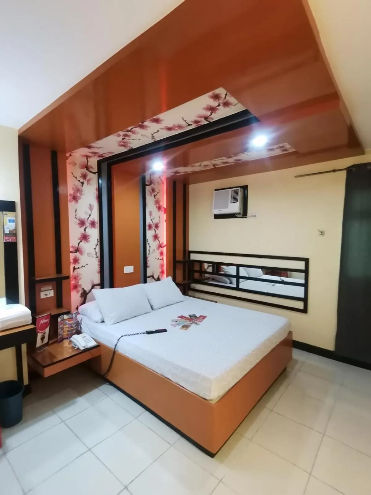 Photo of the whole room, Bed in Hotel Sogo Alabang Southroad