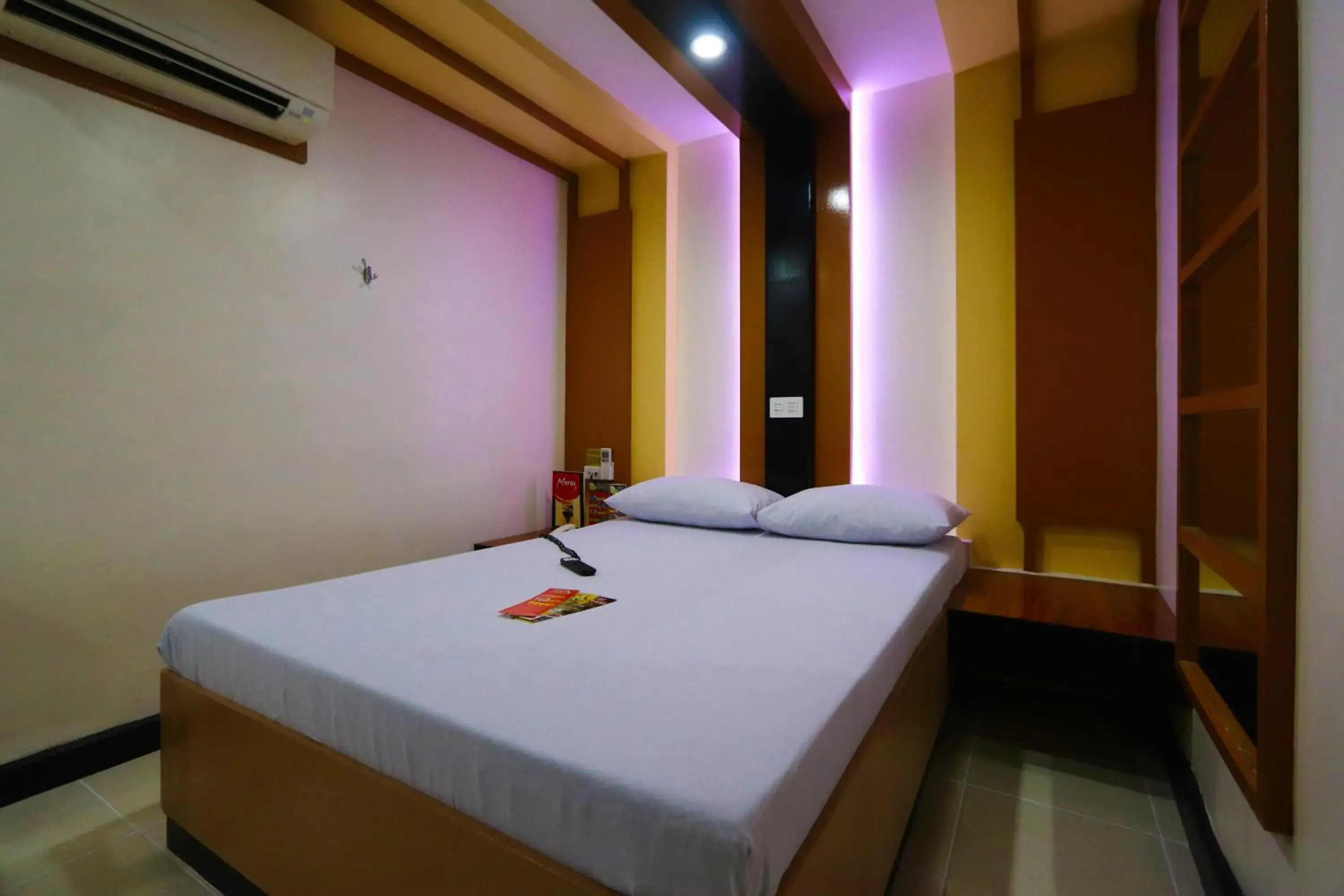 Bedroom, Bed in Hotel Sogo Cebu Bedroom, Bed in Hotel Sogo Cebu