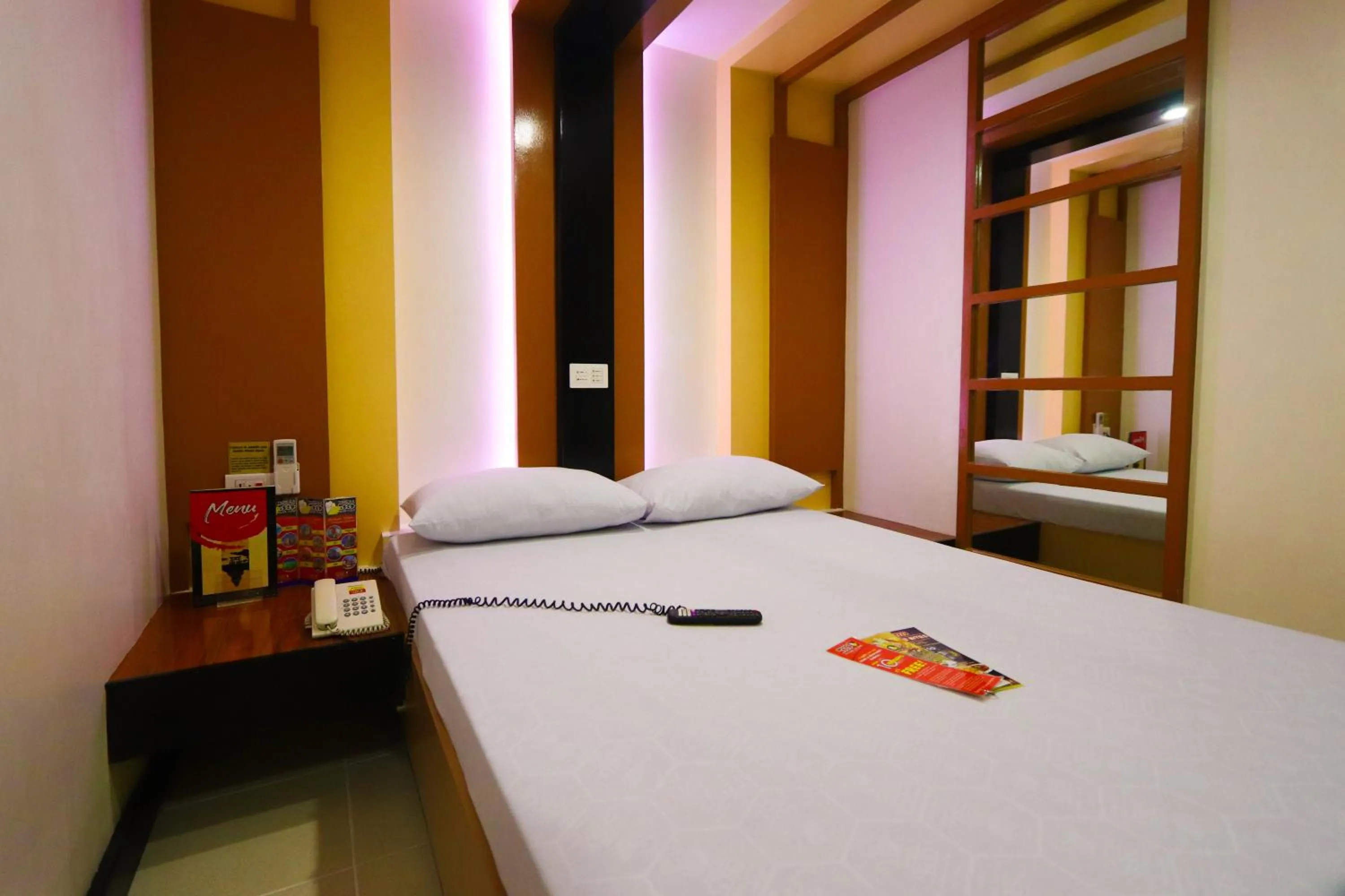 Bedroom, Bed in Hotel Sogo Cebu