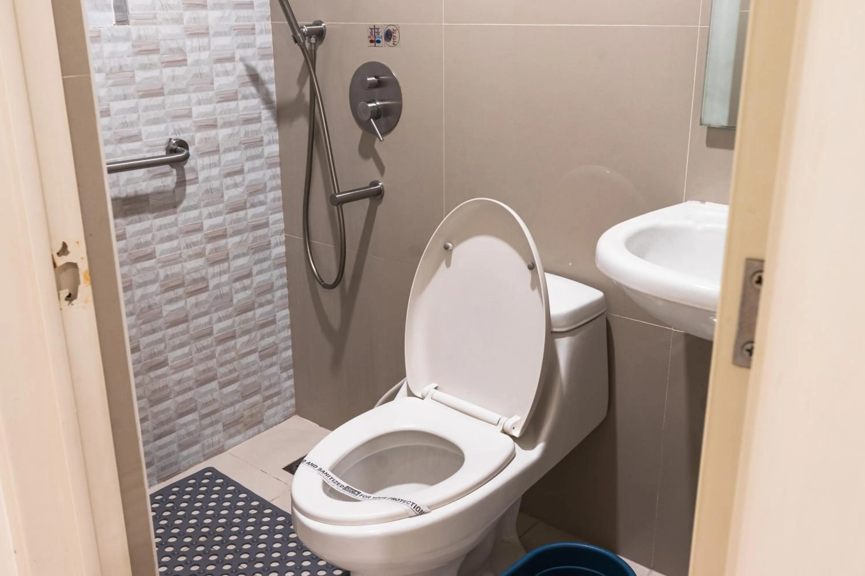 Bathroom in Hotel Sogo Cainta