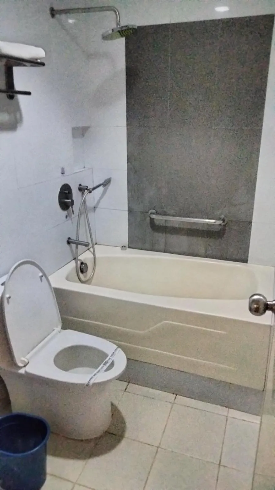 Toilet in Hotel Sogo Timog Avenue