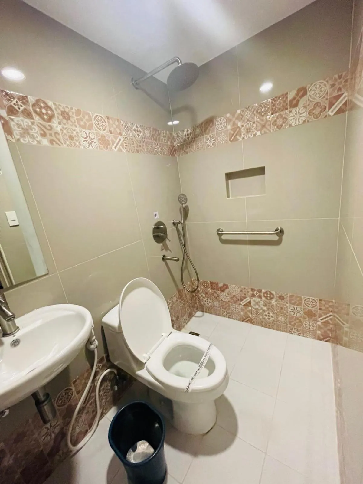 Shower in Hotel Sogo Aurora Cubao