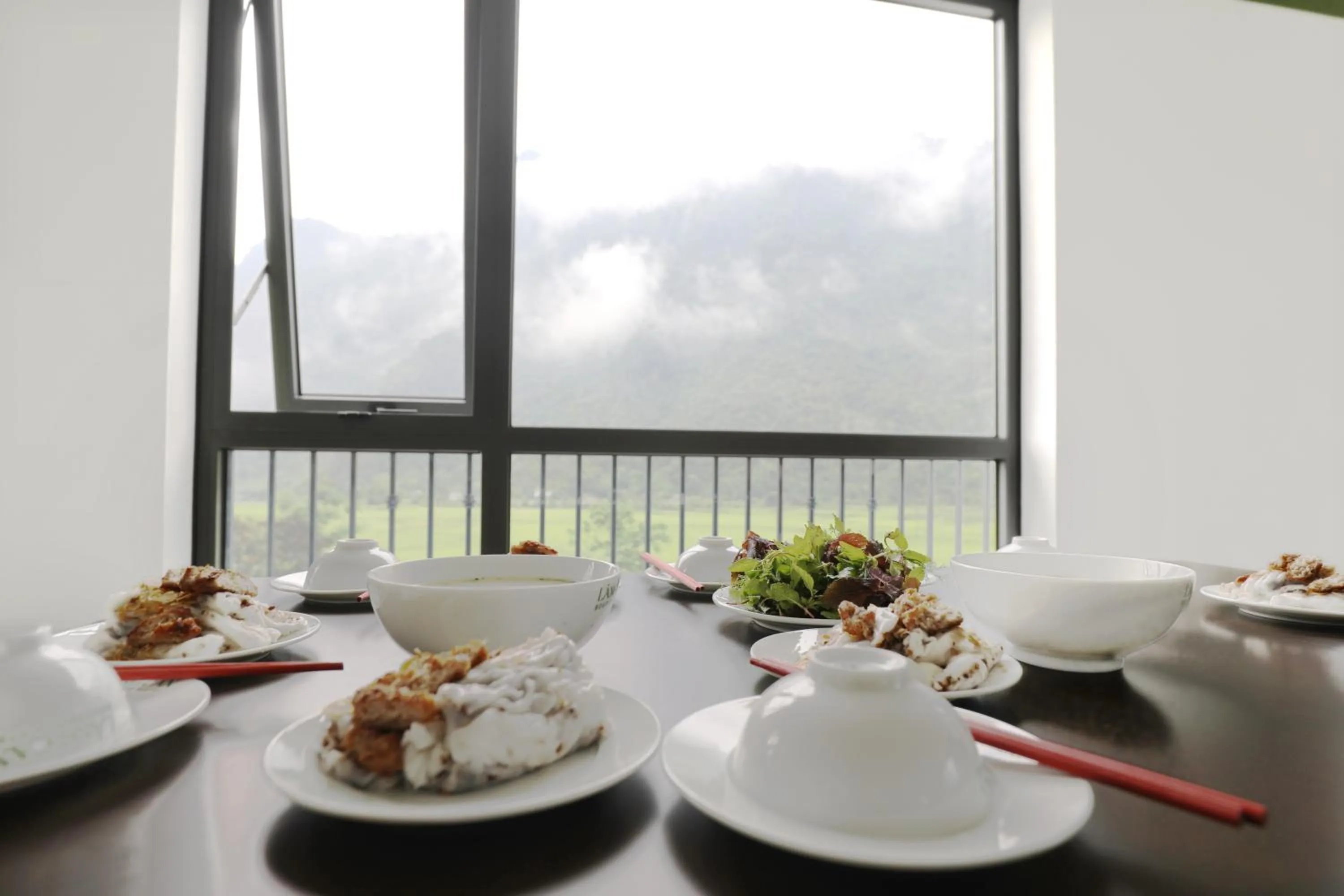 Restaurant/places to eat in Lang Can Boutique Hotel