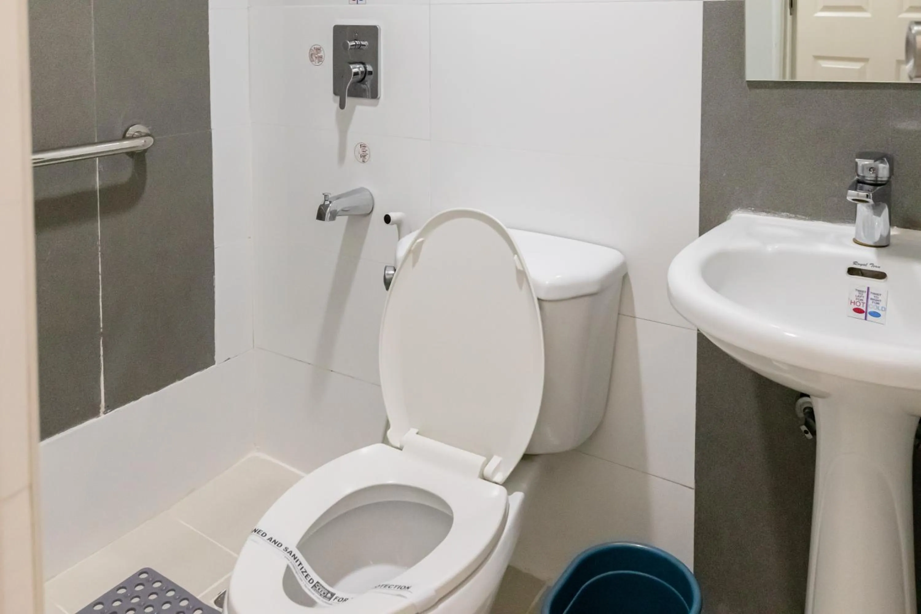 Bathroom in Hotel Sogo Novaliches