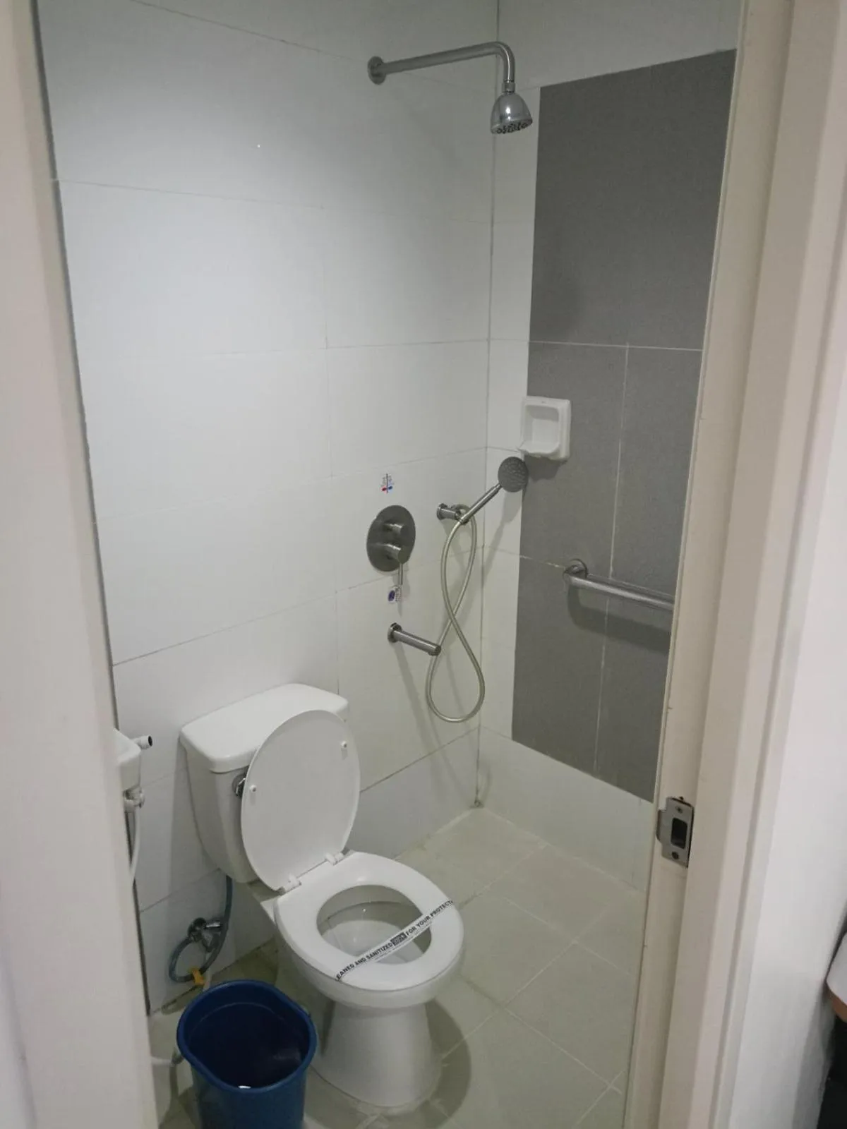 Shower in Hotel Sogo San Pedro