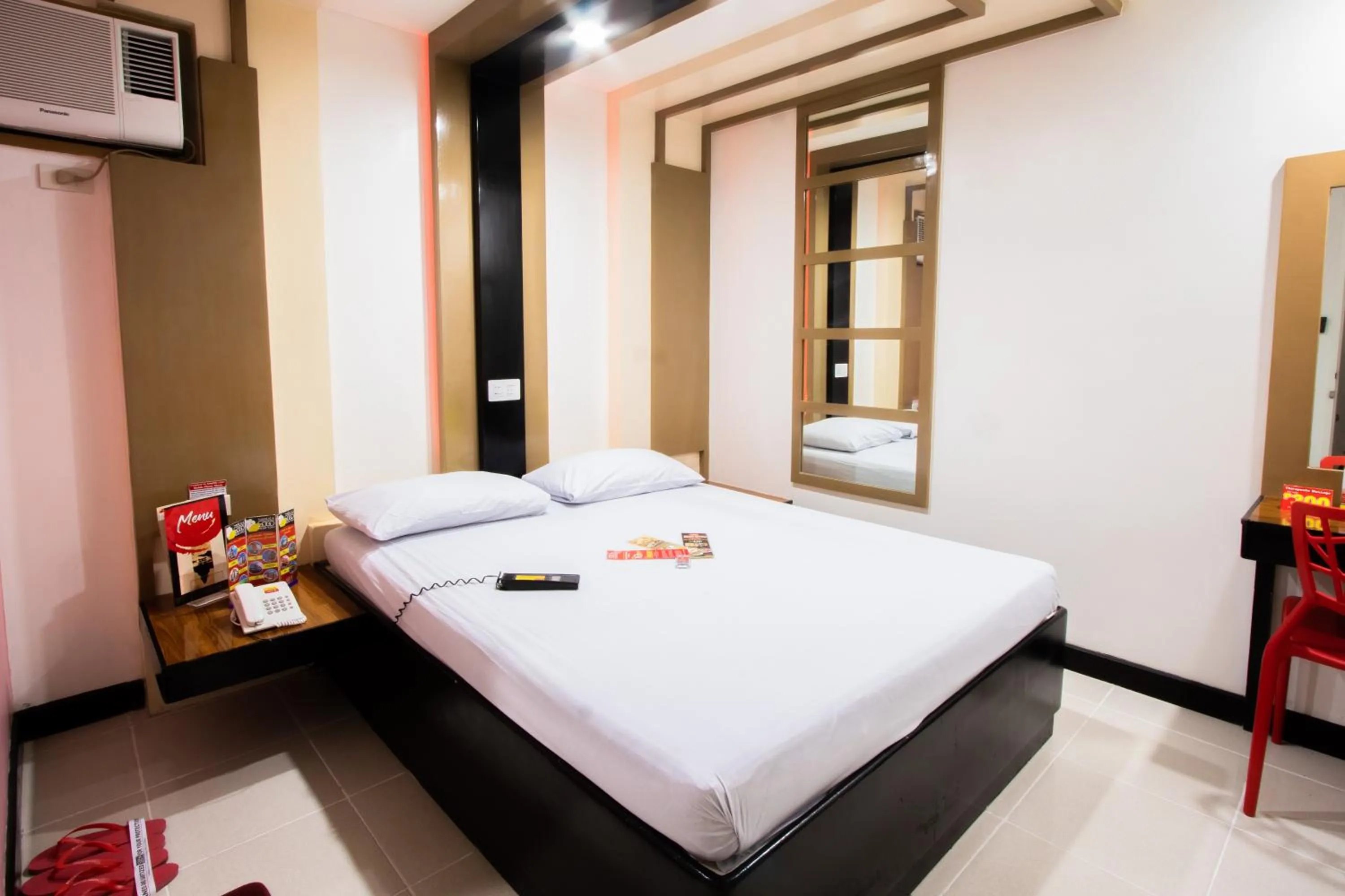 Photo of the whole room, Bed in Hotel Sogo Santolan