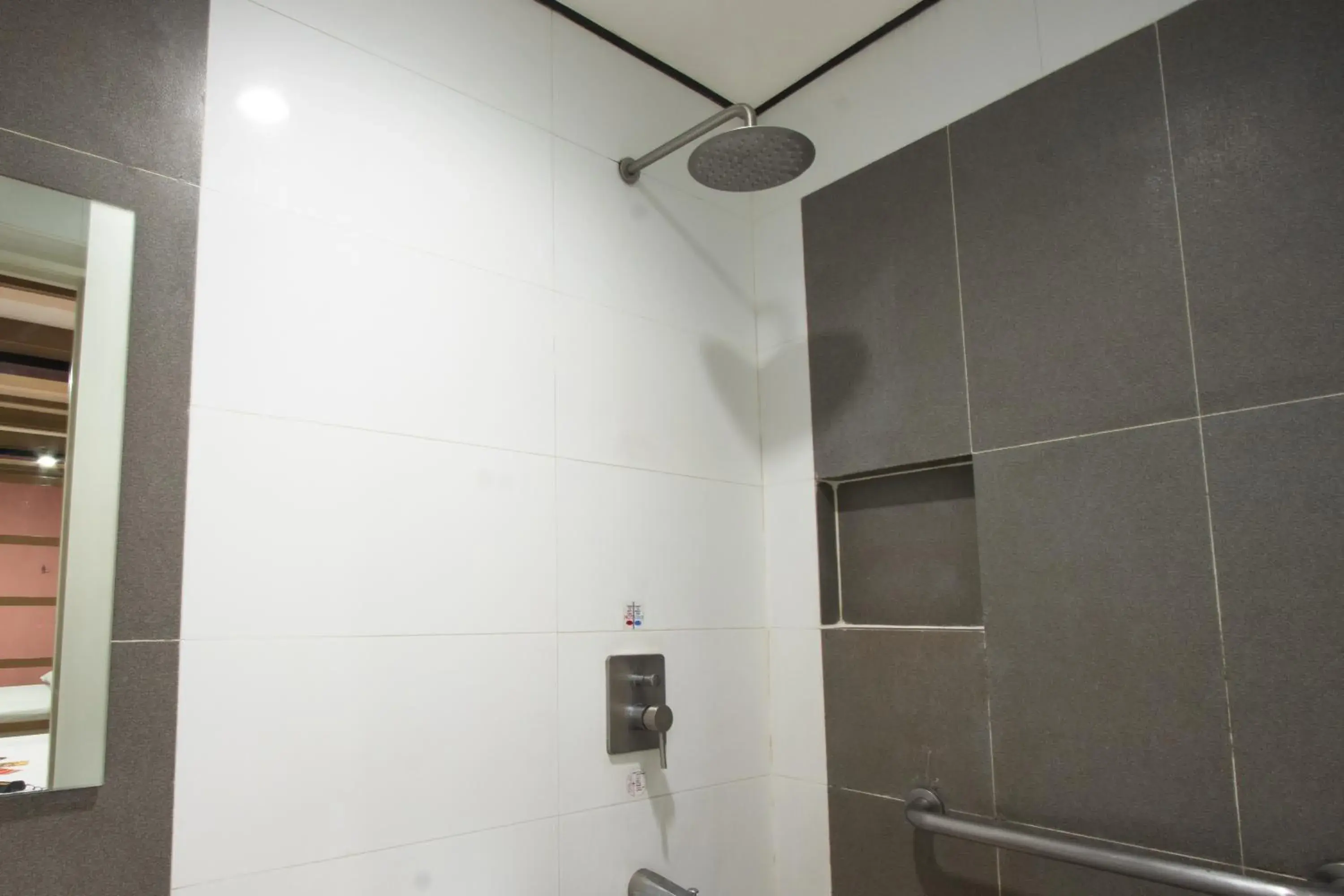 Shower in Hotel Sogo Santolan Shower in Hotel Sogo Santolan