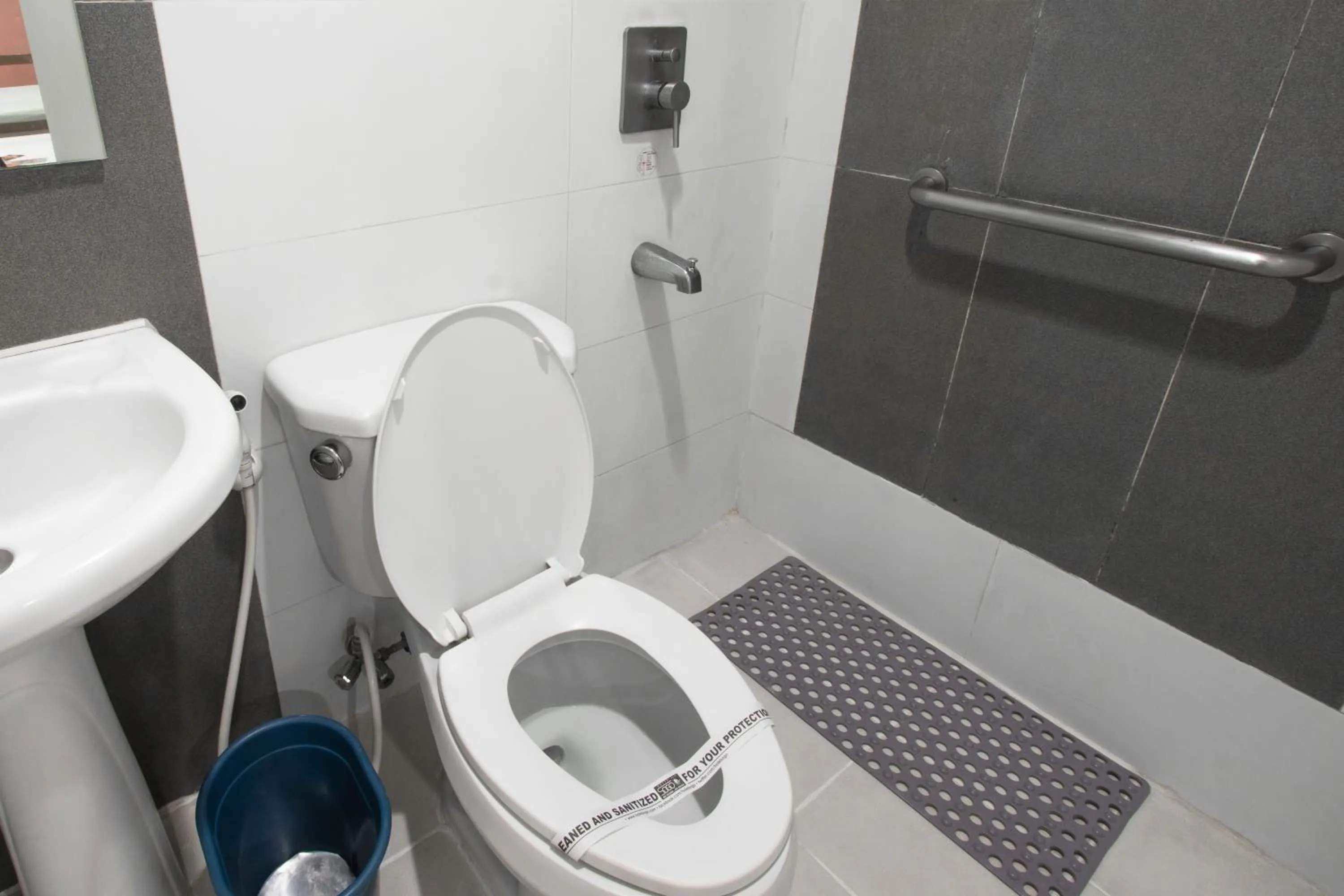 Bathroom in Hotel Sogo Santolan