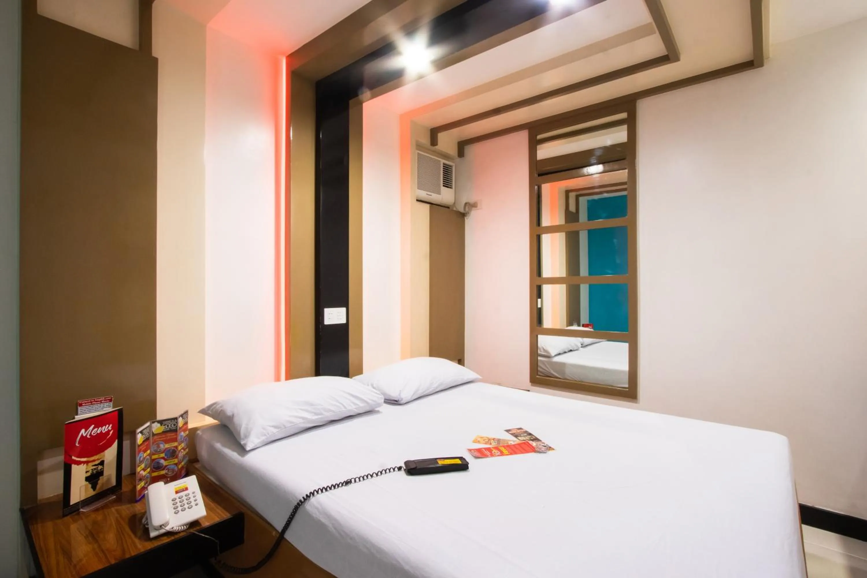 Photo of the whole room, Bed in Hotel Sogo Santolan